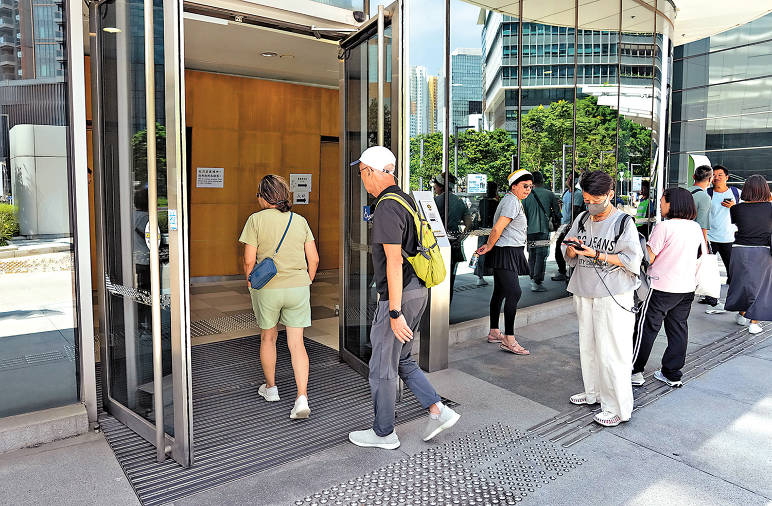 　　圖：大批市民到弔唁處緬懷董建華。\大公報記者林少權攝