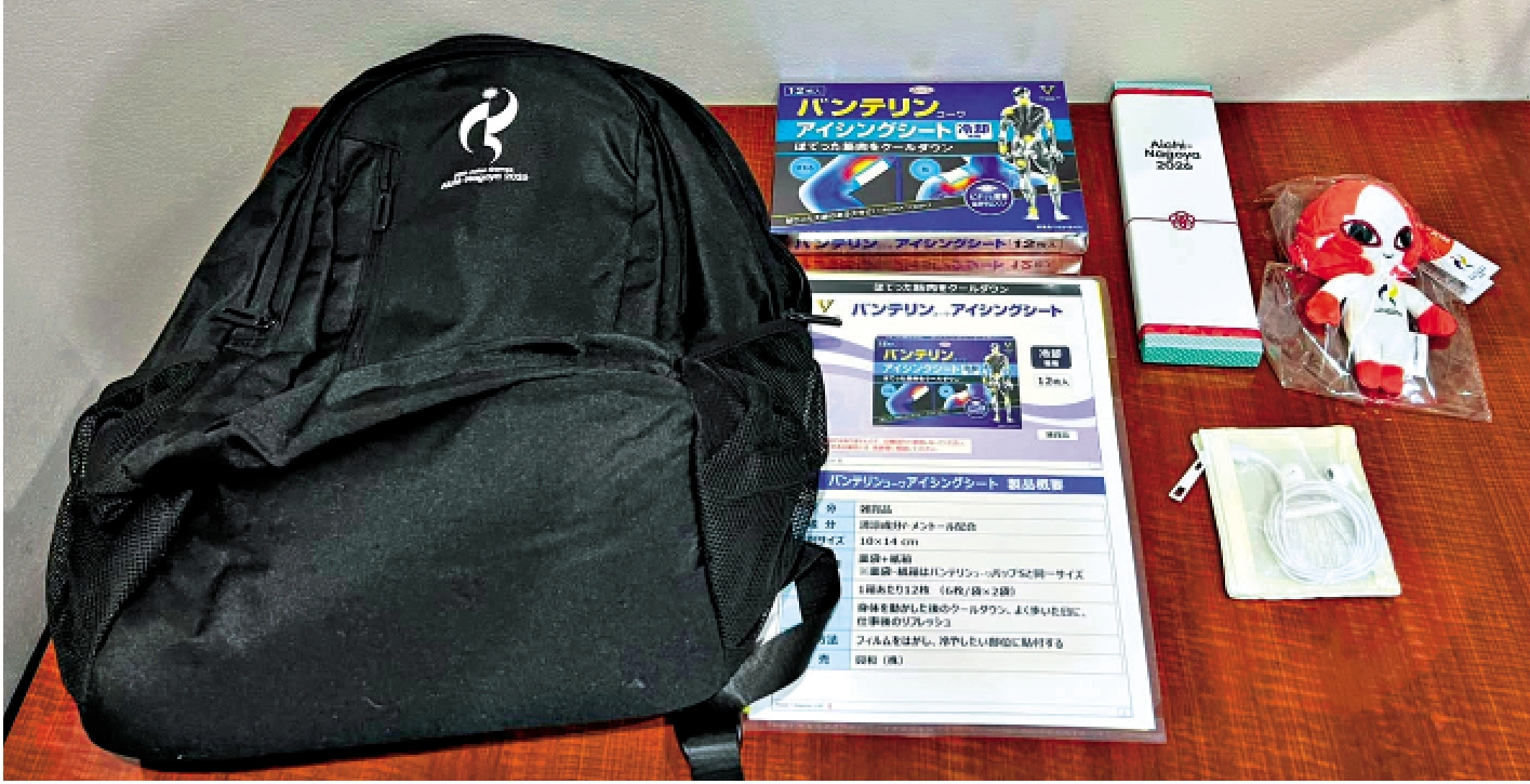 　　圖：傳媒背包內有亞運吉祥物公仔等禮品。\大公報特派記者朱家立攝