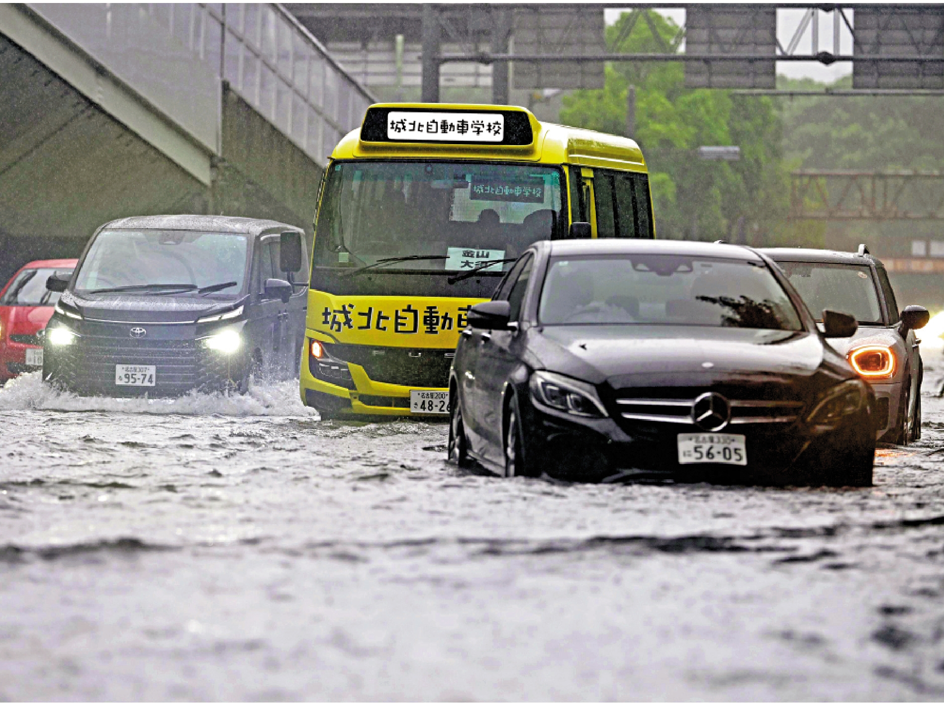 　　圖：名古屋8日下暴雨，街道嚴重水浸。\美聯社
