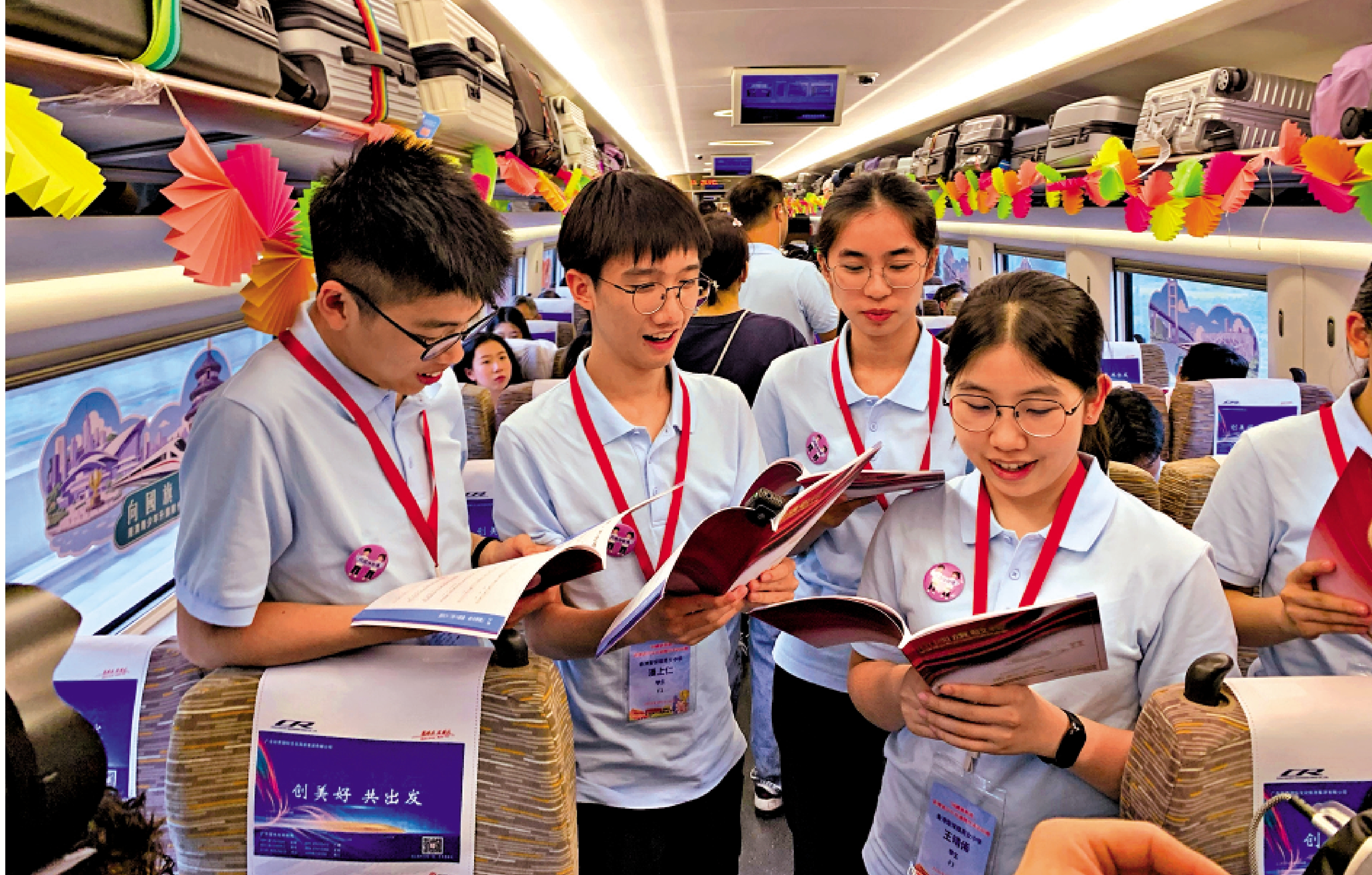 　　圖：同學們在列車上合唱愛國歌曲。\大公文匯全媒體記者王思佳攝
