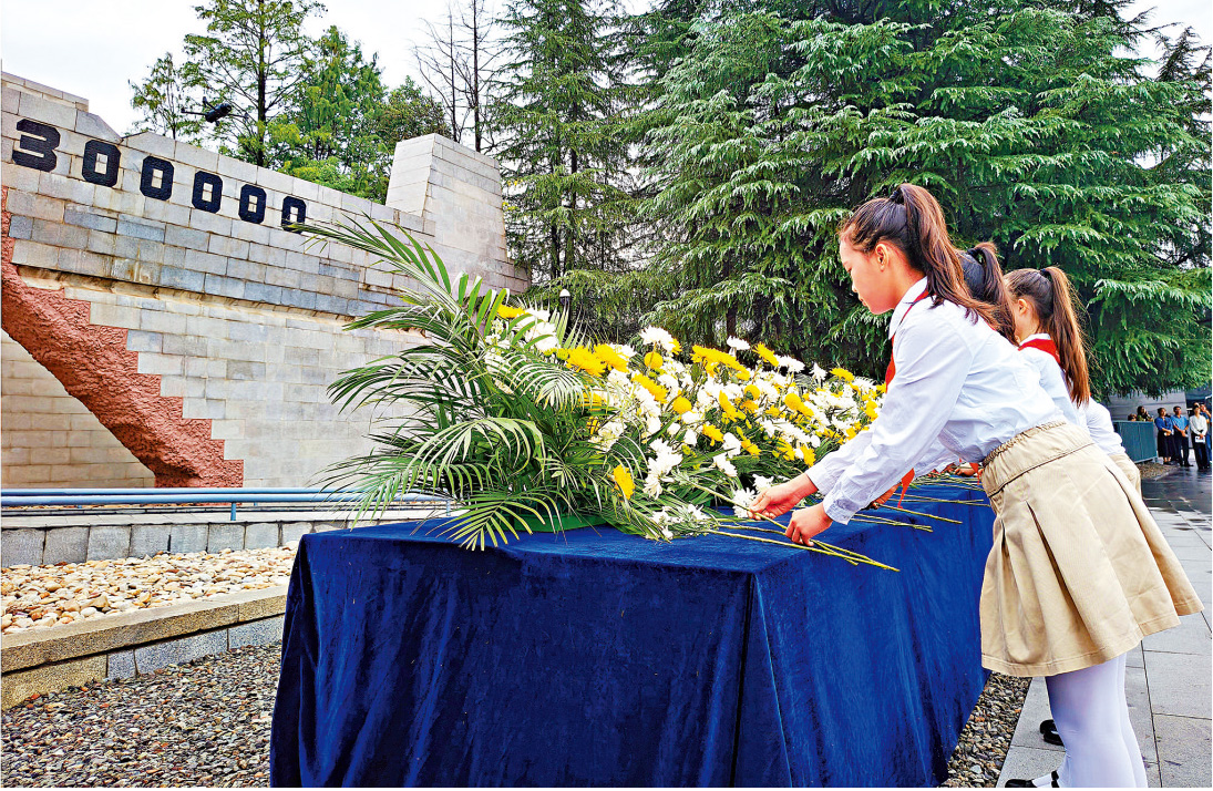 　　圖：9月18日，南京青少年向南京大屠殺死難同胞獻花。\大公報記者賀鵬飛攝