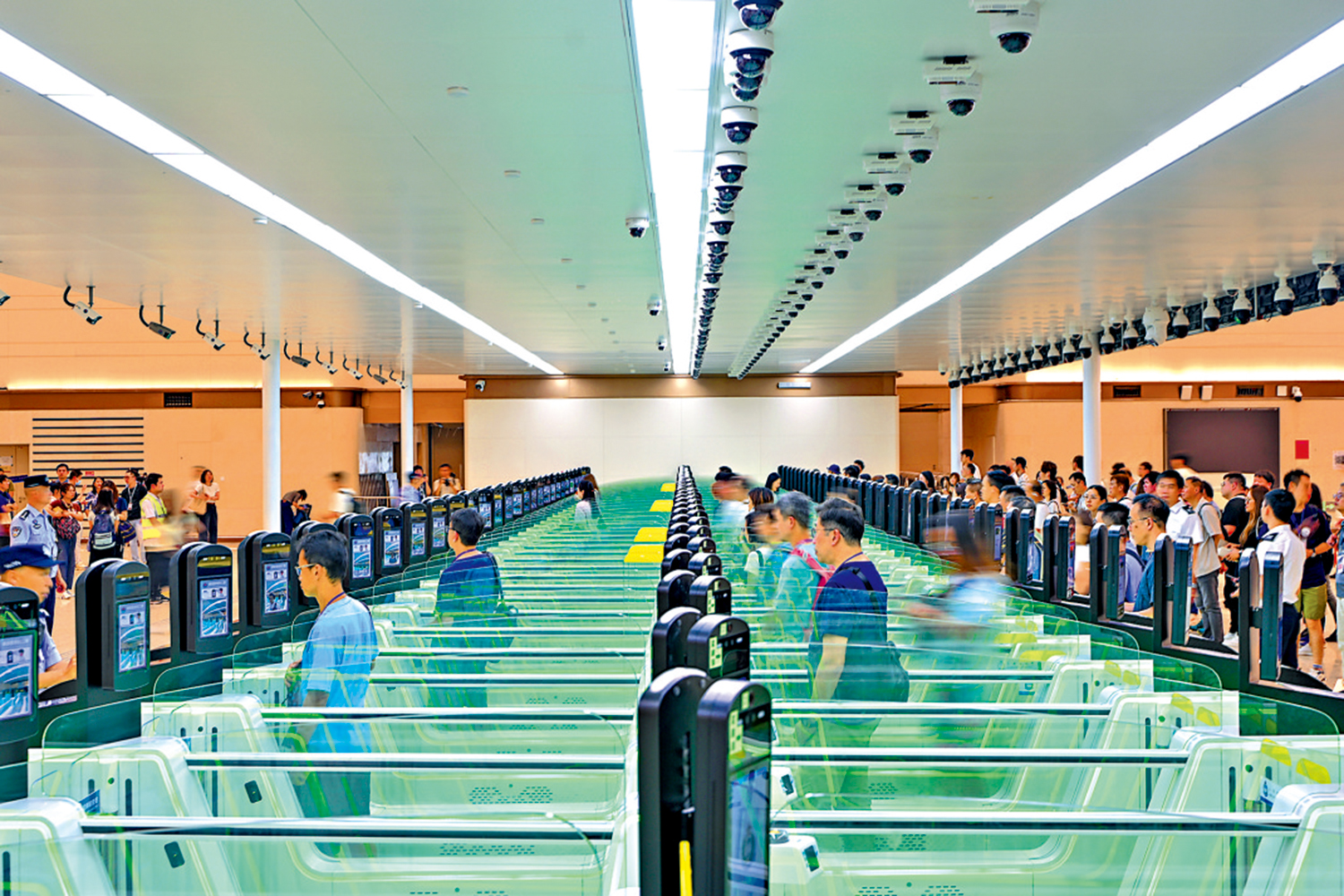 　　圖：早前，香港往深圳方向旅檢層，測試人員通過合作查驗快捷通道。\中新社