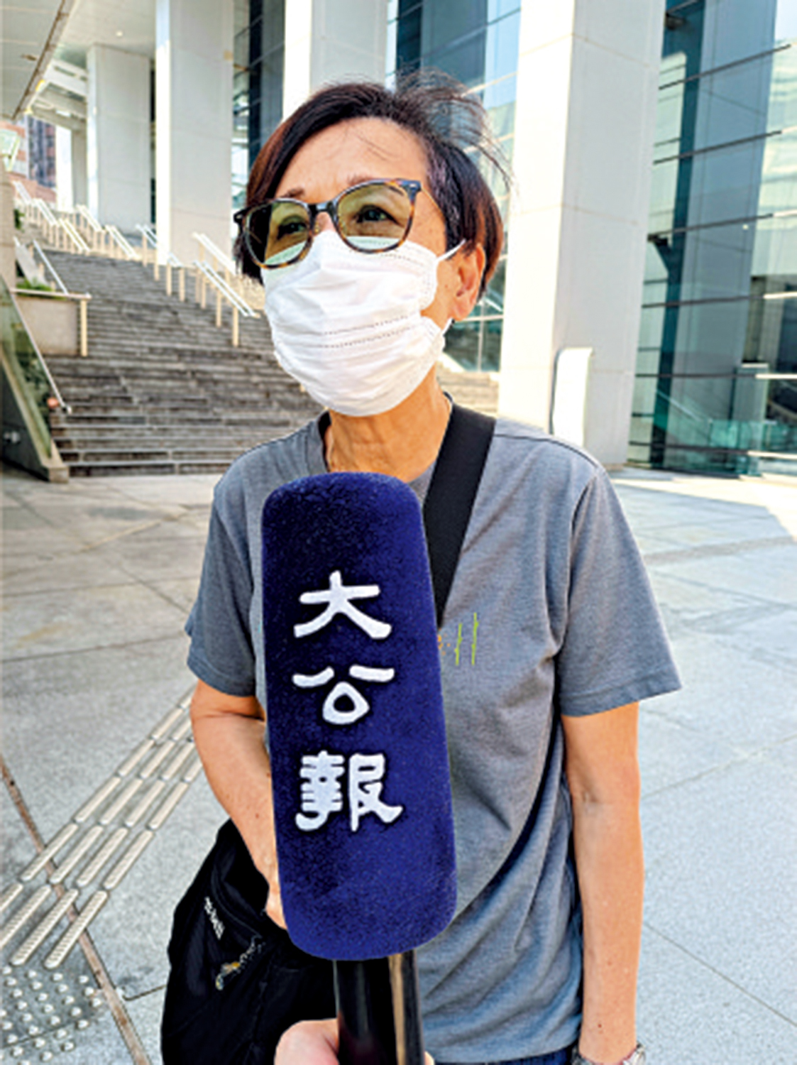 　　圖：黃女士向記者講述當年巧遇董特首並獲鼓勵的故事。\大公報記者王亞毛攝