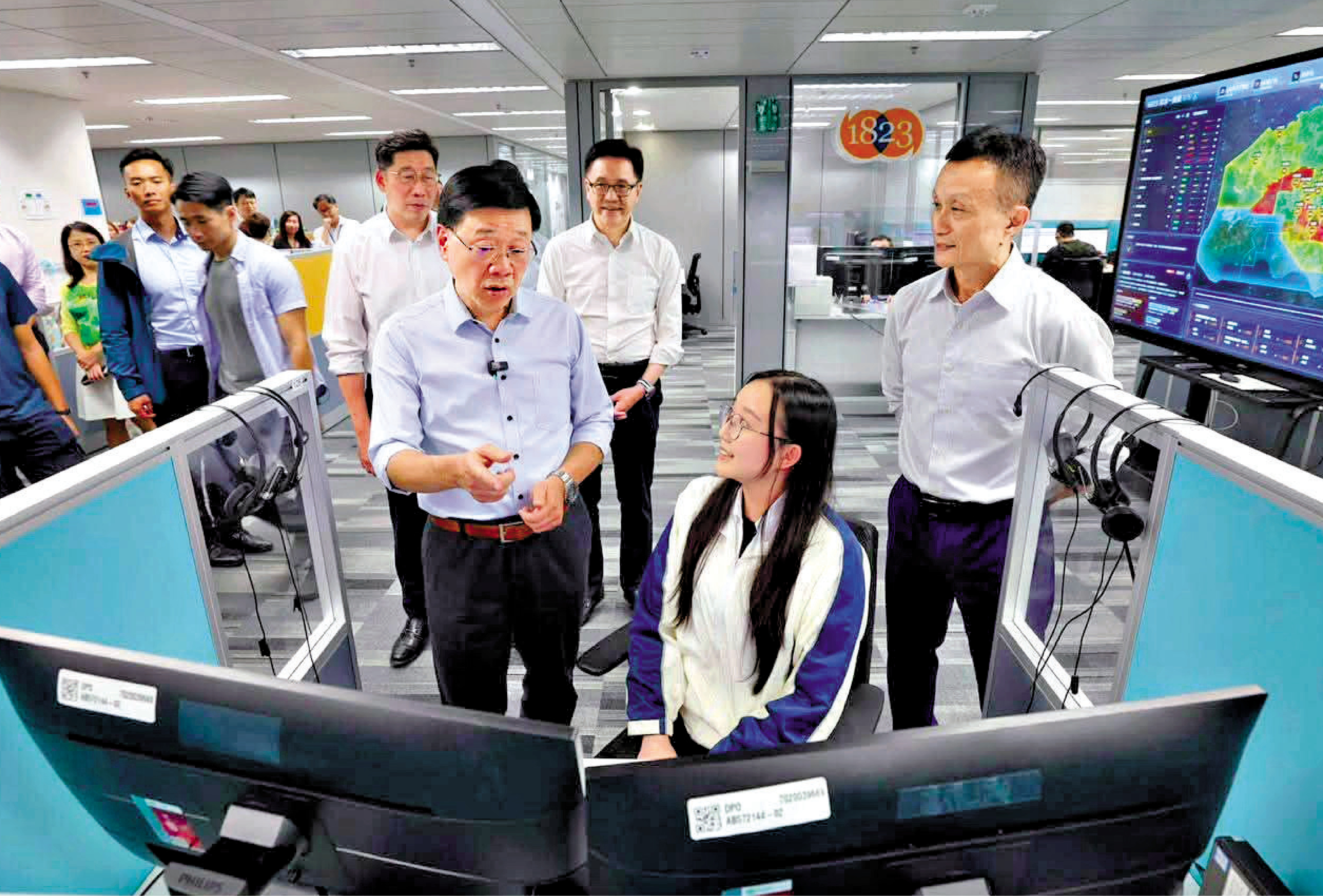 　　圖：李家超在施政報告提出優化1823熱線服務，推動「轉介快、辦得成」。\資料圖片
