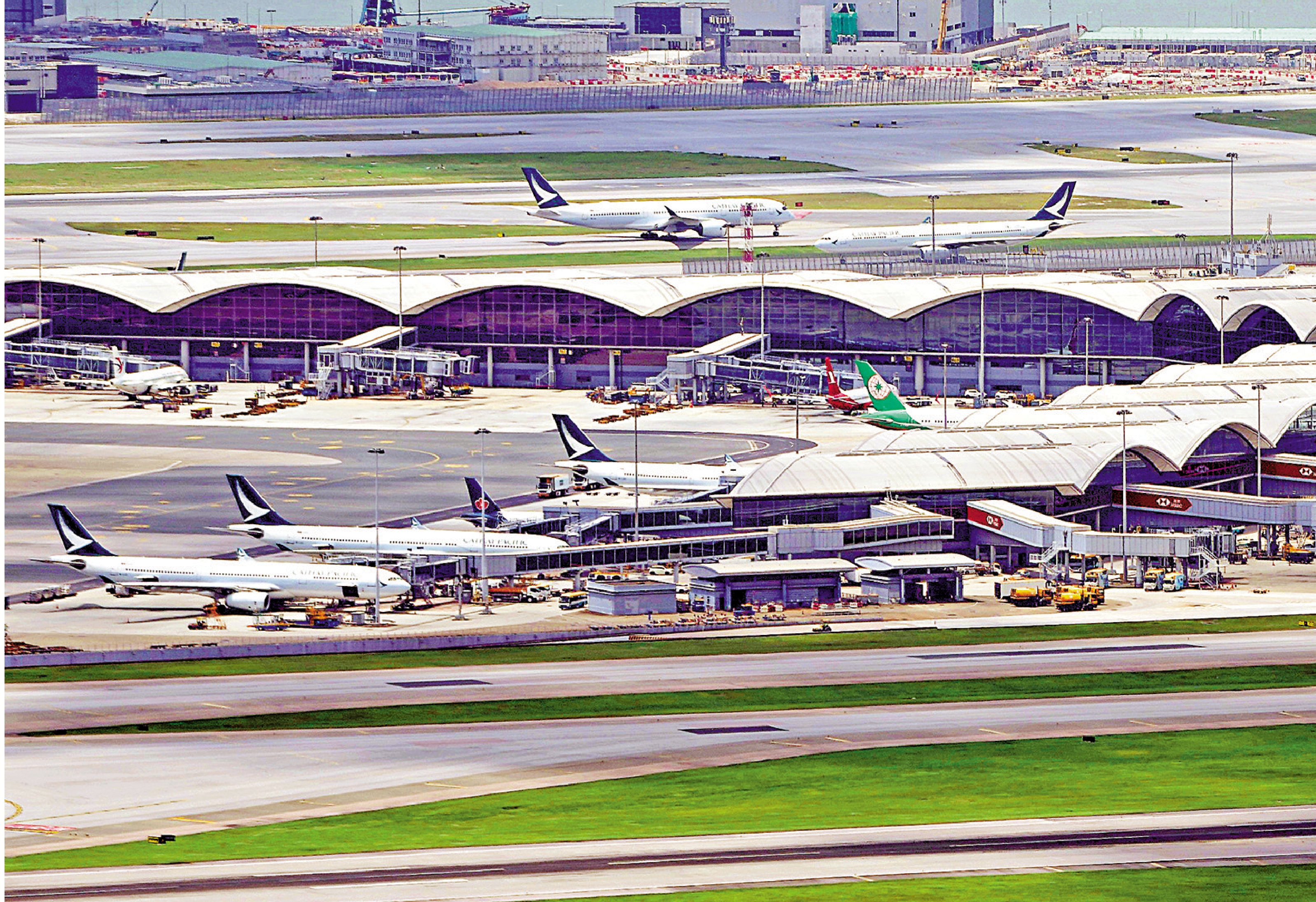 　　圖：香港將靈活高效審批航班，建構彈性航空網絡。/大公報記者何嘉駿攝