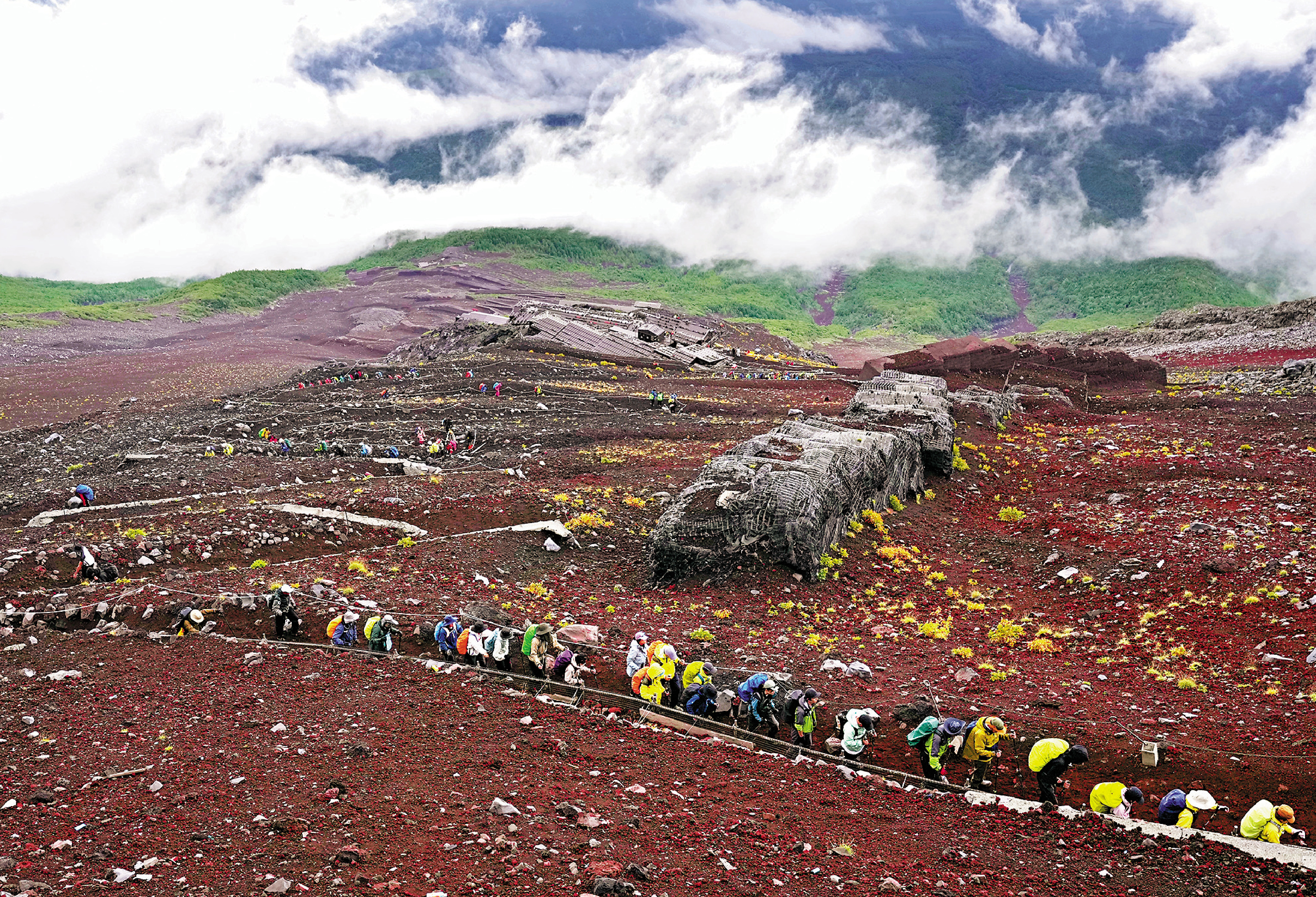 　　圖：9月3日，日本富士山登山季即將結束前，登山者排隊登山。\美聯社