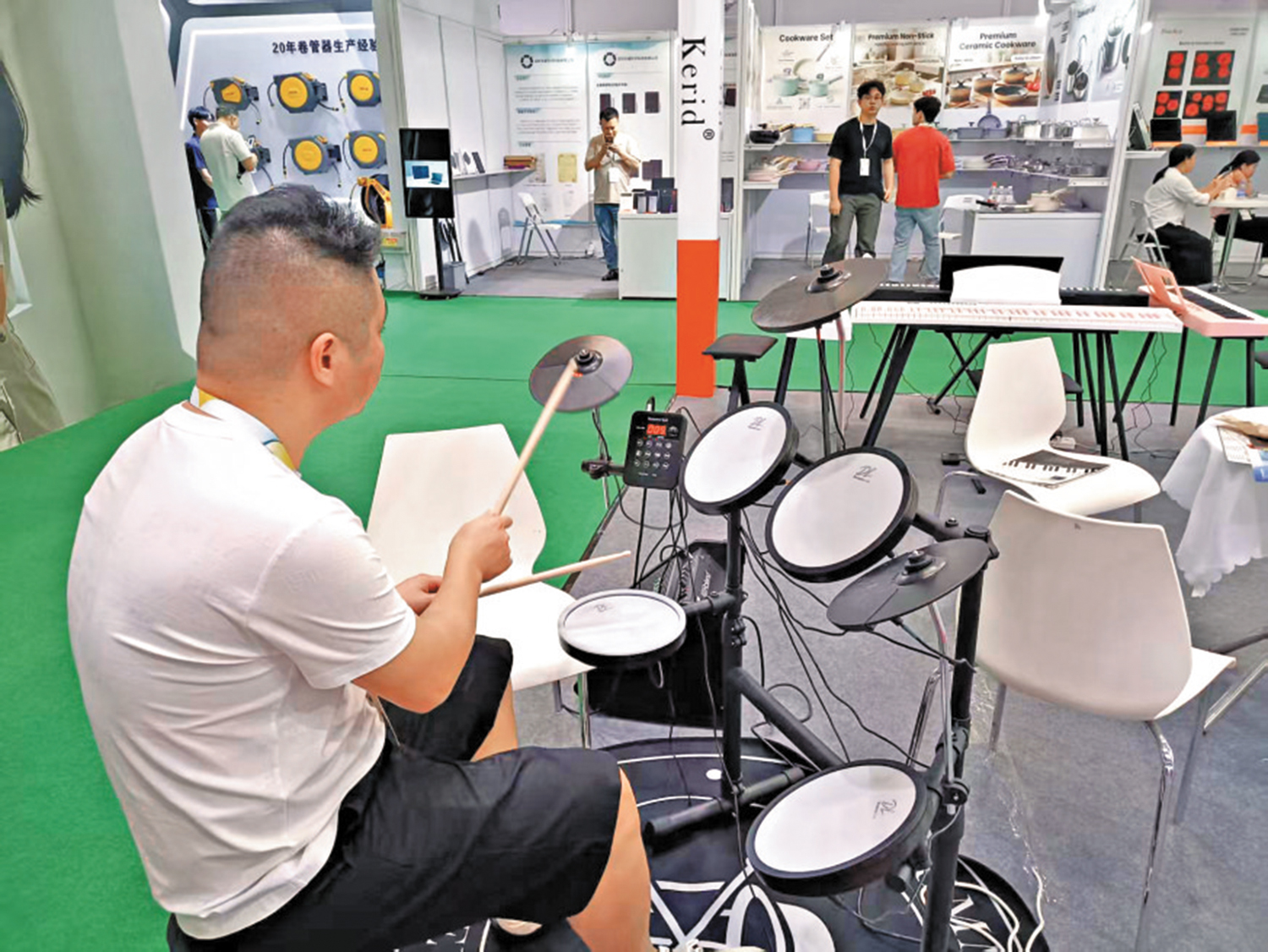 　　圖：晉江一企業展示的架子鼓和電子琴在歐美熱銷。
