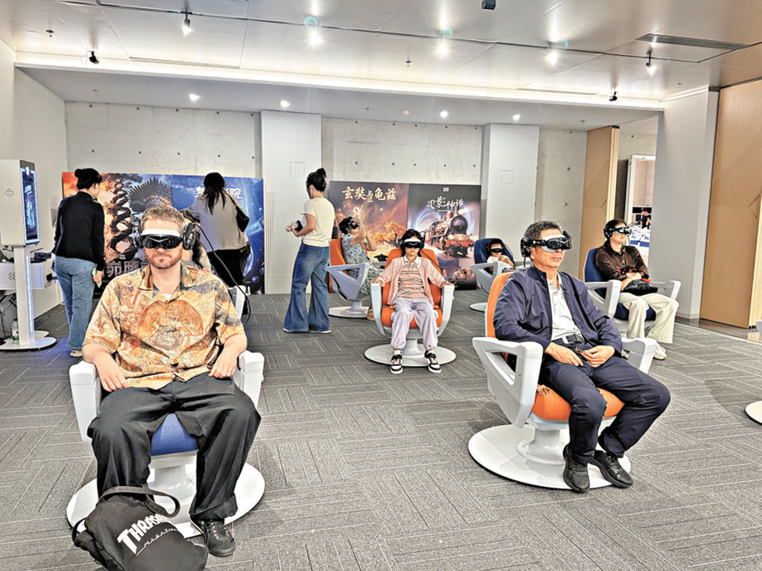 　　圖：西影集團自主研發的全球首款「坐觀式」XR電影系統已成為中國虛擬現實電影產業化標杆項目。\大公報記者張仕珍攝