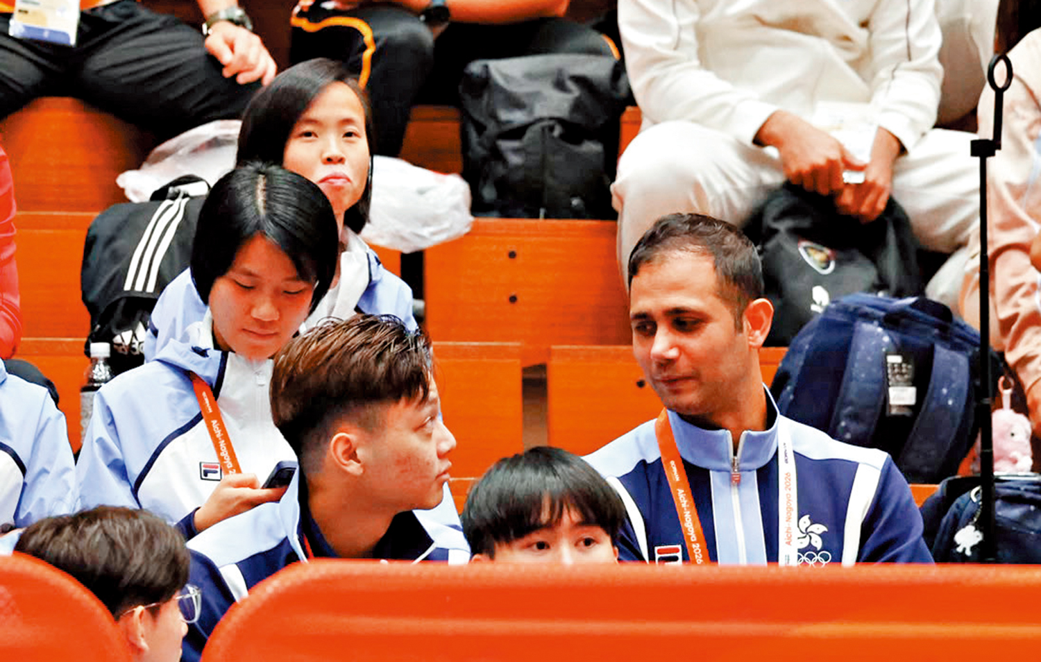 　　圖：空手道港隊其他成員在場邊支持劉慕裳。\大公報特派記者朱家立攝