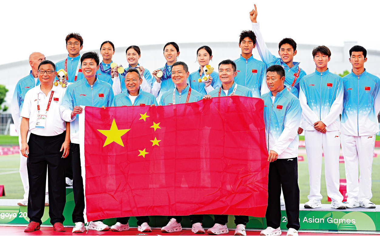 　　圖：中國現代五項代表隊成員在頒獎儀式上合影。\新華社