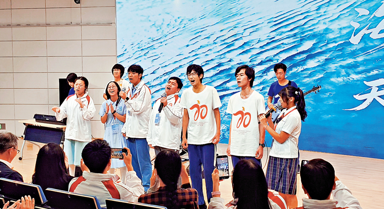 　　圖：京港兩地學子共同歌唱經典老歌《海闊天空》。\大公報記者任芳頡攝