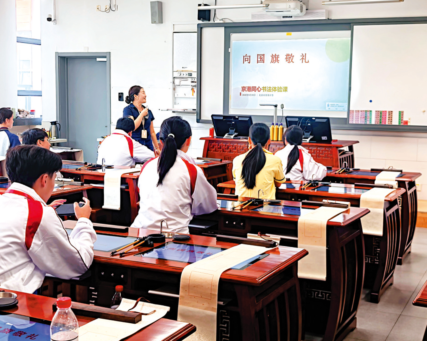 　　圖：港澳學子在北京體驗版畫與書法課程。\大公報記者王美晴攝
