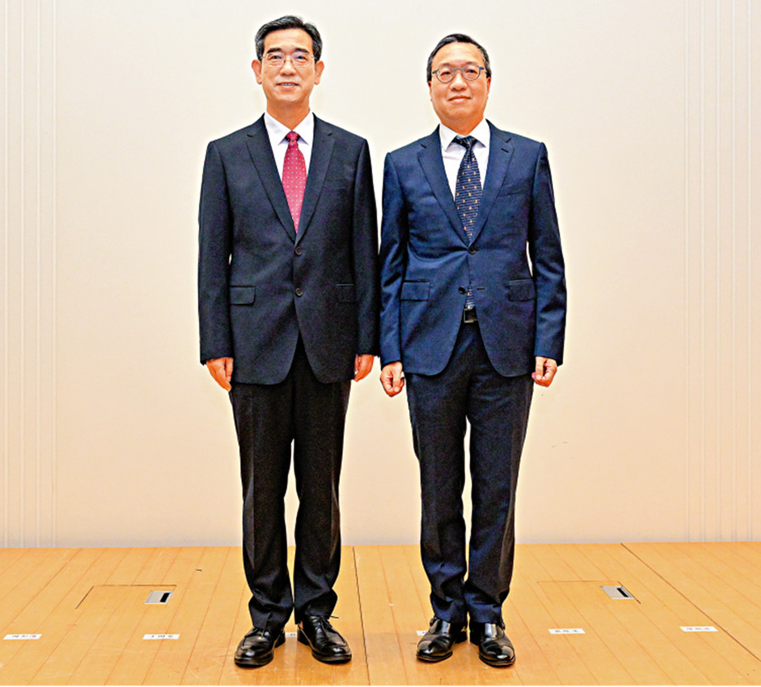 　　圖：律政司司長林定國（右）昨日與最高人民法院政治部主任孫鎮平會面，就深化司法法律人才培養合作達成共識。\政府新聞處