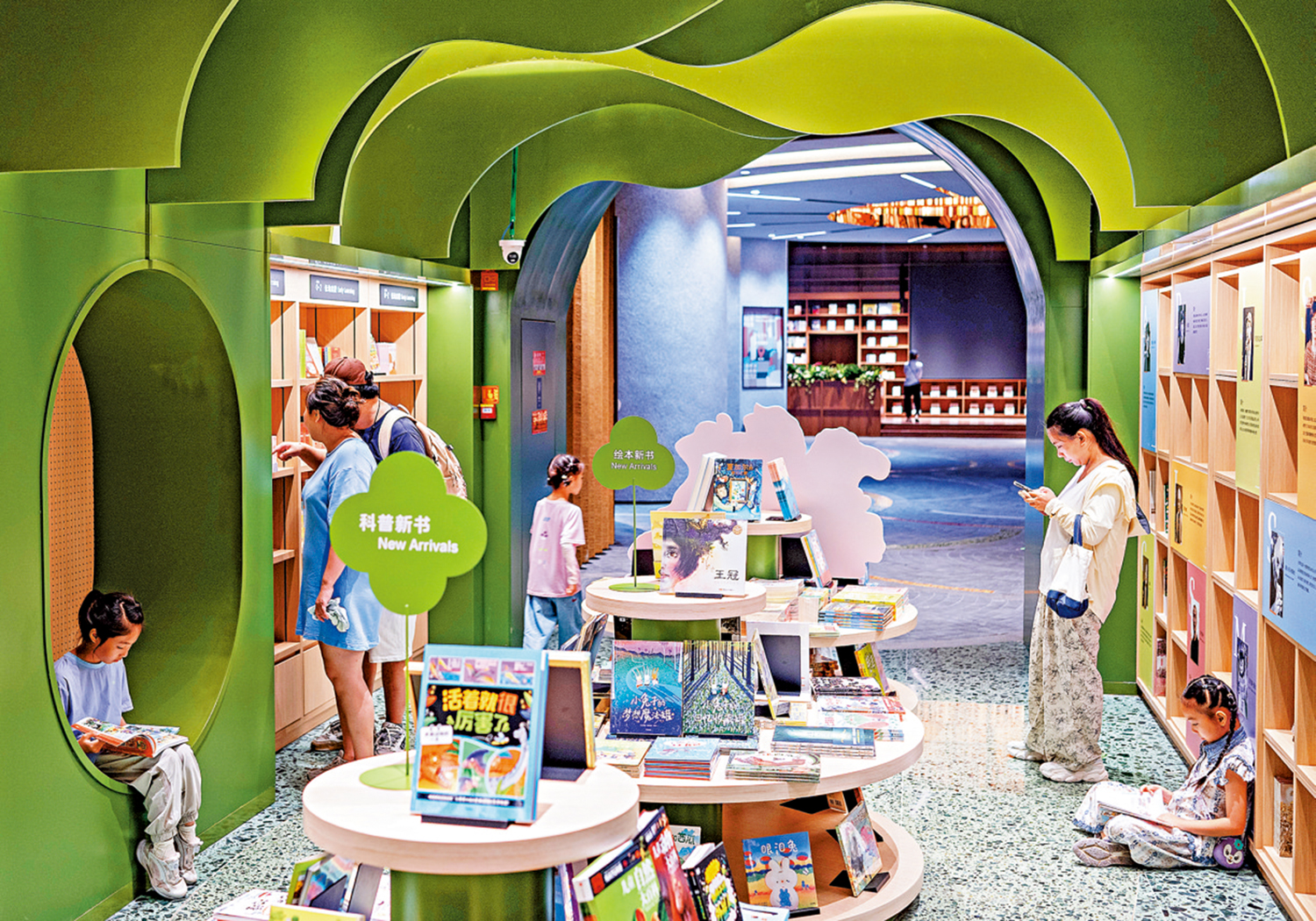 　　圖：家長帶着少年兒童在北京一家書店的兒童館內閱讀圖書。\中新社