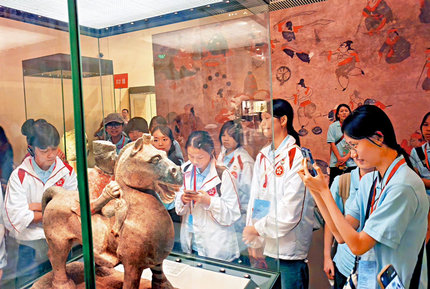 　　圖：國家博物館東漢彩繪石騎馬人神態俏皮，引得港澳學子爭相圍觀拍照。\大公報記者任芳頡攝