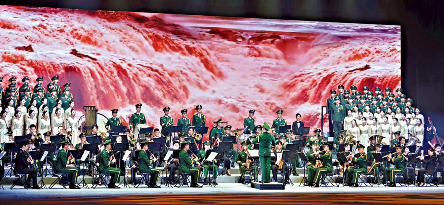 　　圖：進軍營活動拓展舉辦了粵港澳青年國防教育音樂會，由武警廣東總隊官兵及大灣區學生、樂團進行合唱演出。\大公報記者黃寶儀攝