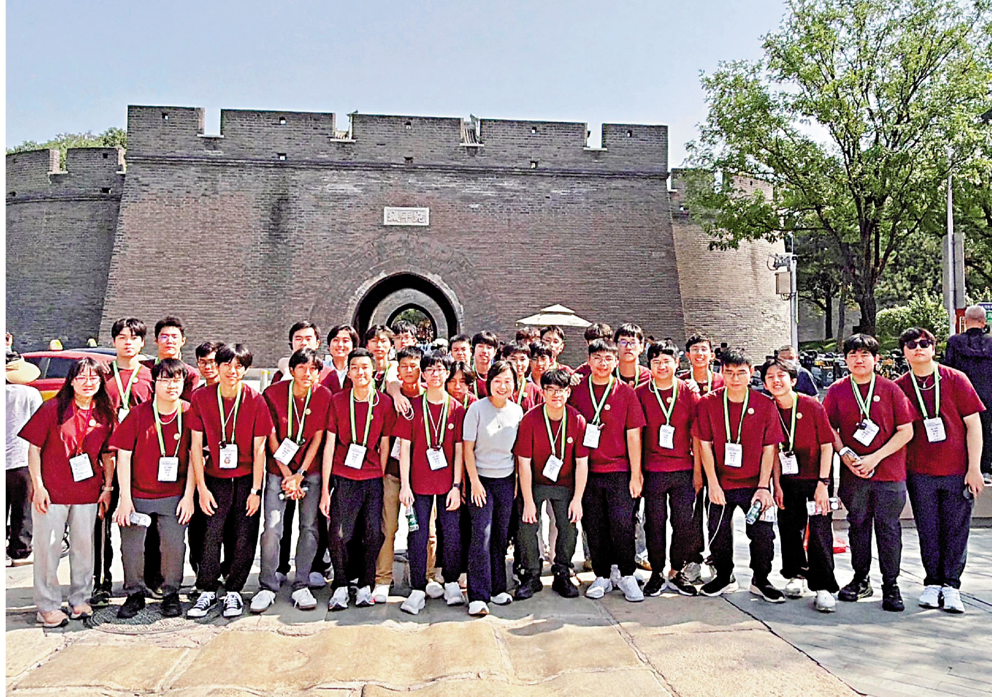 　　圖：公民科內地考察首發團在北京盧溝橋畔的宛平城合照。\政府新聞處