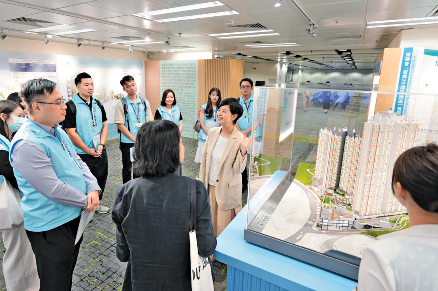 　　圖：房屋局局長何永賢日前到訪「特設銷售計劃」辦事處，並與「解說專隊」成員交流。\何永賢Fb