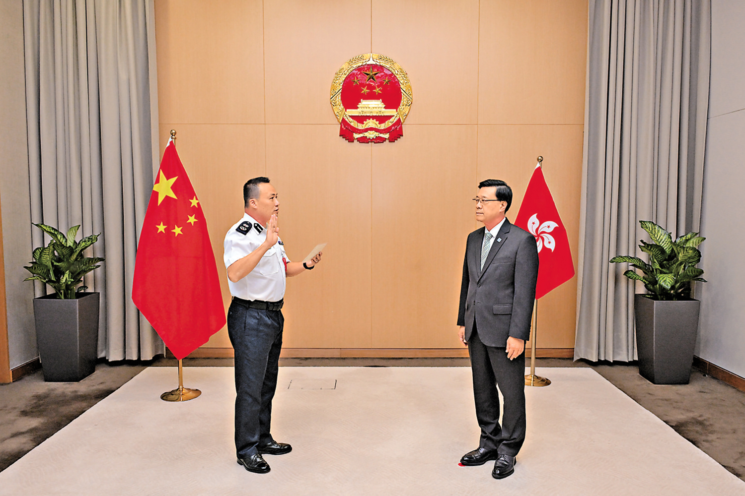　　圖：警務處副處長（國家安全）江學禮（左）昨日在行政長官李家超（右）監誓下宣誓就任。\政府新聞處