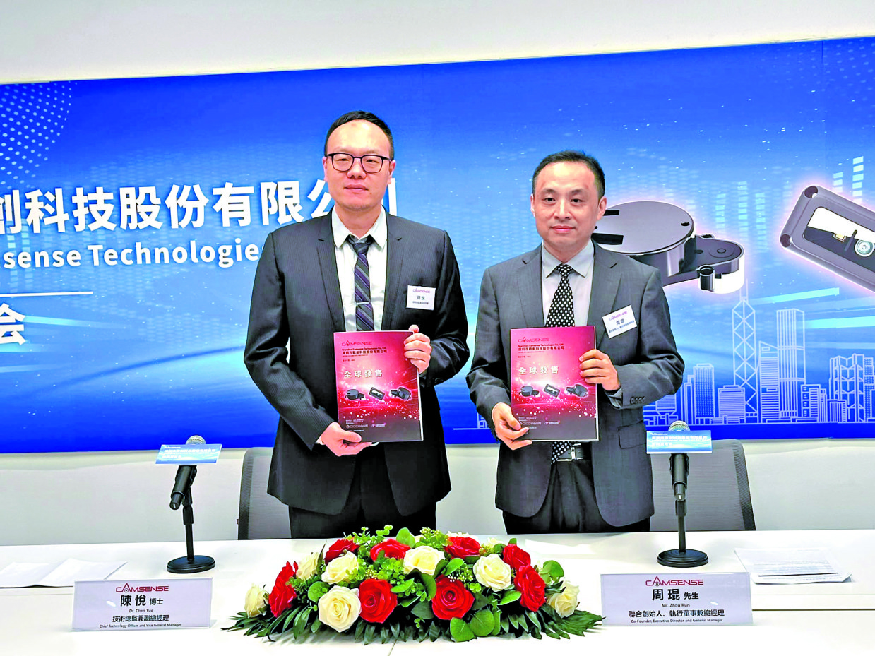 　　圖：周琨（右）表示，受惠新產品毛利率較高且銷量增加，公司已於去年實現扭虧。\大公報攝