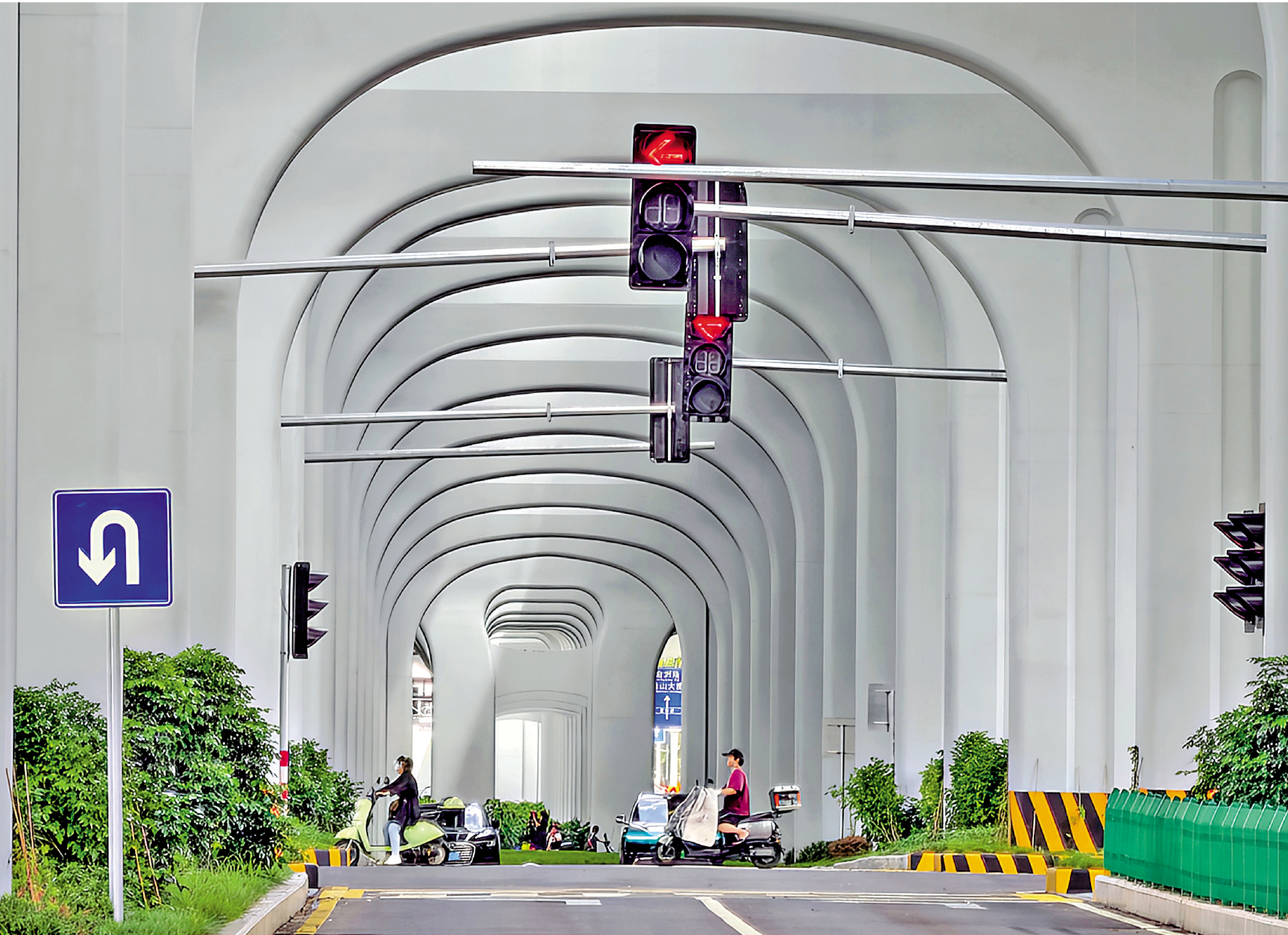 　　圖：福建福州，市民騎車經過金山高架橋。/中新社
