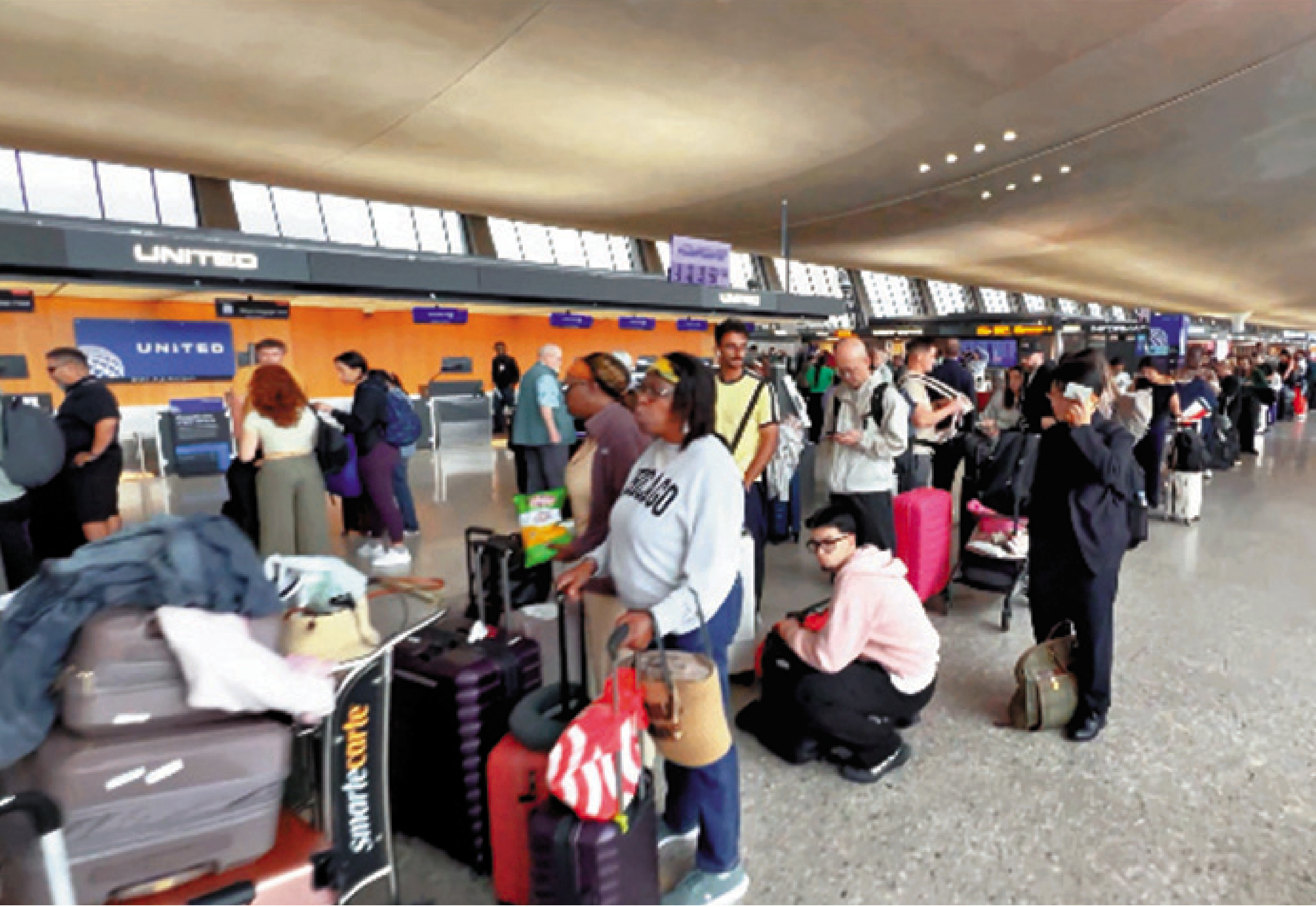 　　圖：華盛頓杜勒斯國際機場21日多個航班延誤及取消，大批乘客一度滯留。\網絡圖片