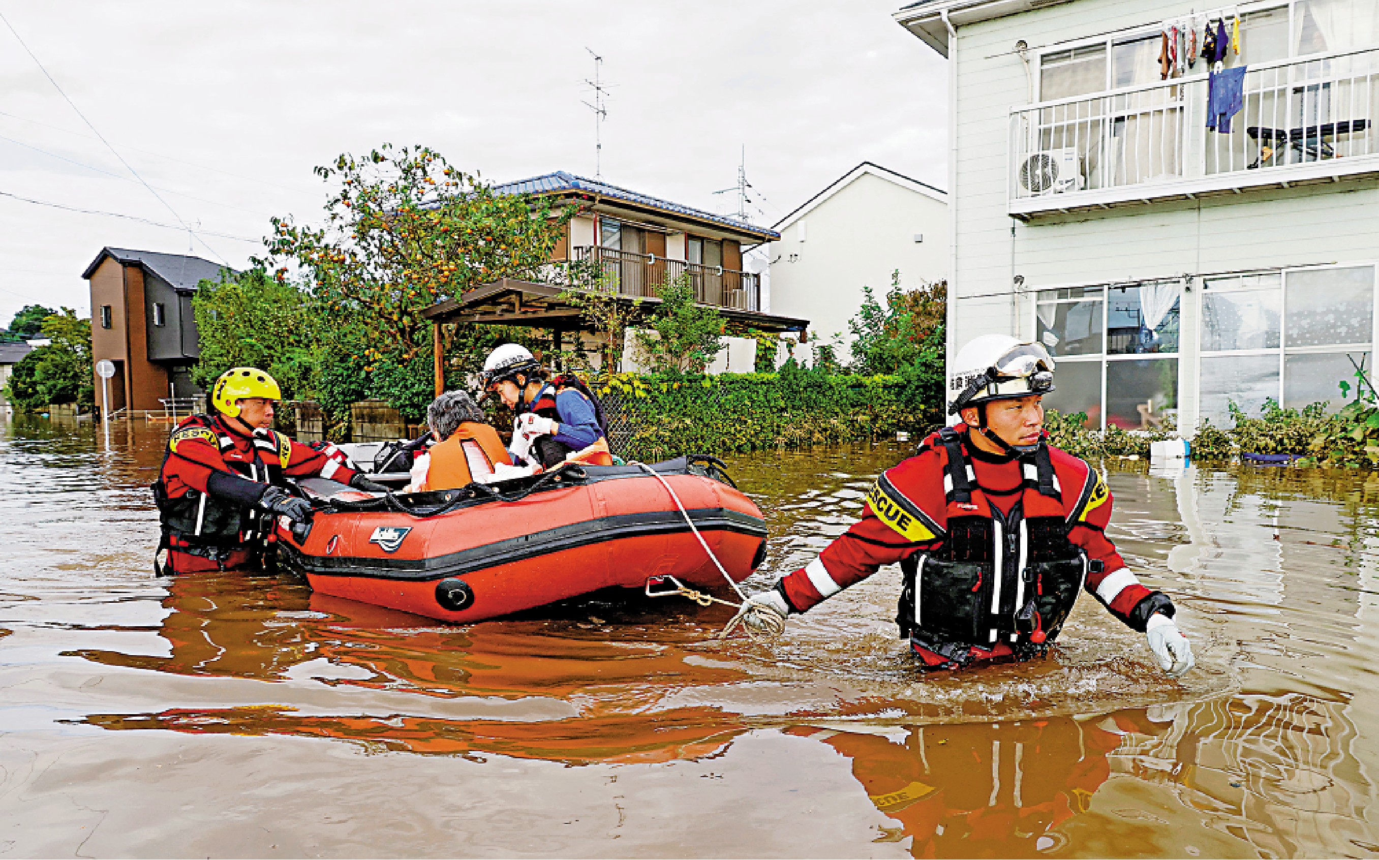 　　圖：颱風「杜鵑」侵襲日本千葉縣等地，消防員用皮划艇轉移受困老人。\路透社