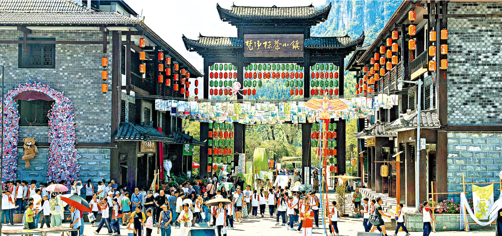 　　圖：位於梵淨山下的抹茶小鎮，吸引了全國各地的遊客。\黃鋒攝