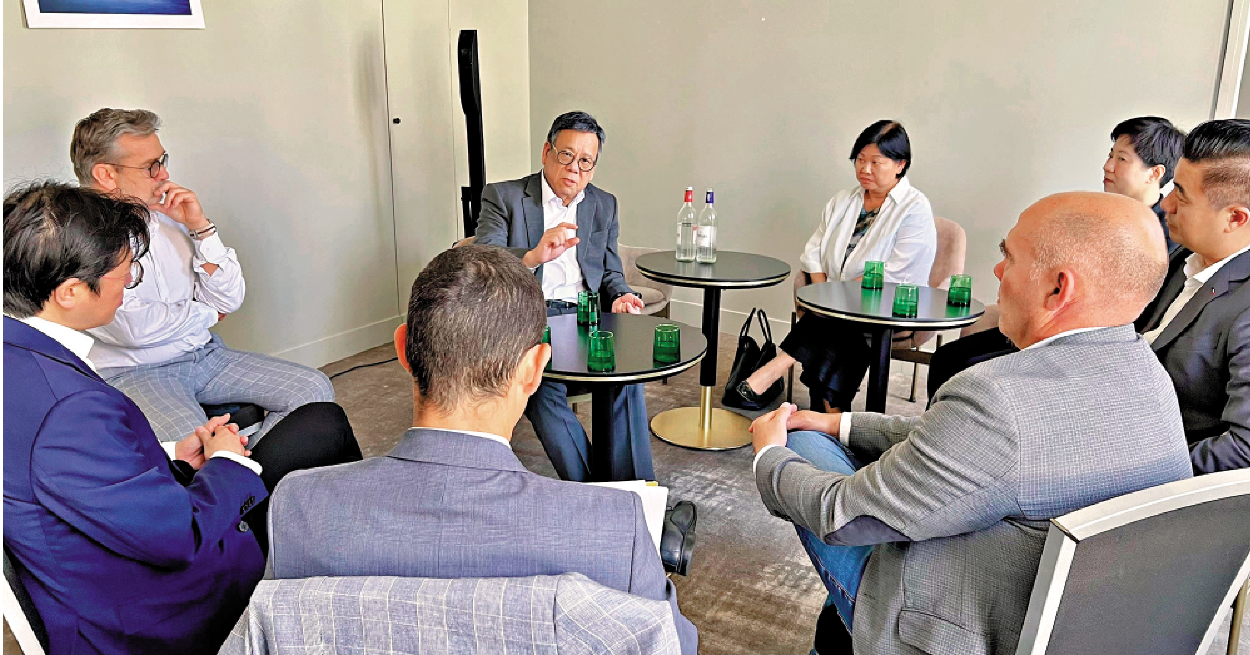 　　圖：丘應樺去年六月遠赴法國波爾多，向當地業界推廣香港作為葡萄酒及烈酒貿易樞紐的優勢。/政府新聞處