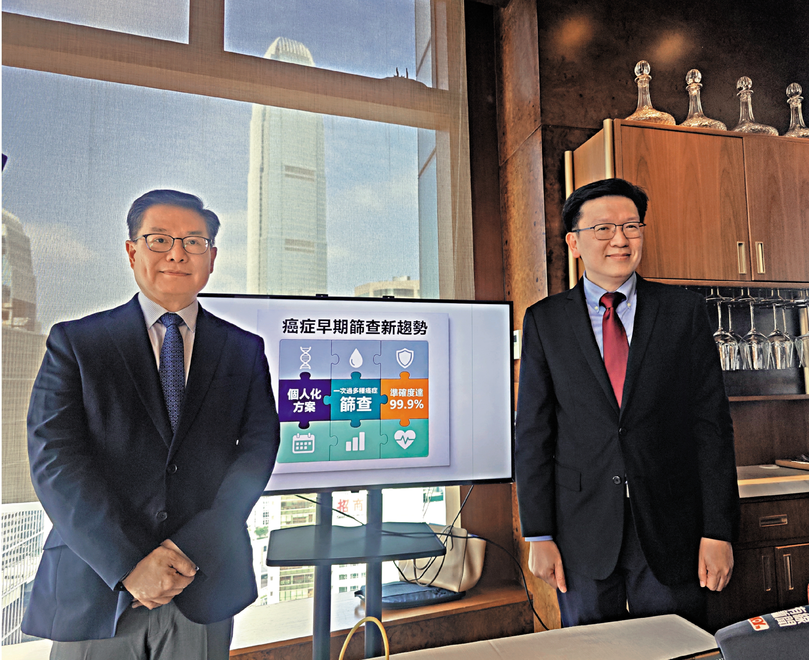 　　圖：陳民漢（左）說，Lucence今年底將再與港怡醫院合作。旁為港怡醫院行政總監曾慶廉。\大公報記者李樂兒攝