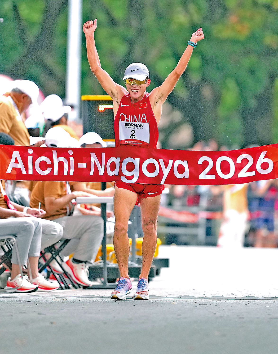 　　圖：中國選手石升吉在衝刺時慶祝。最終他奪得冠軍。\新華社