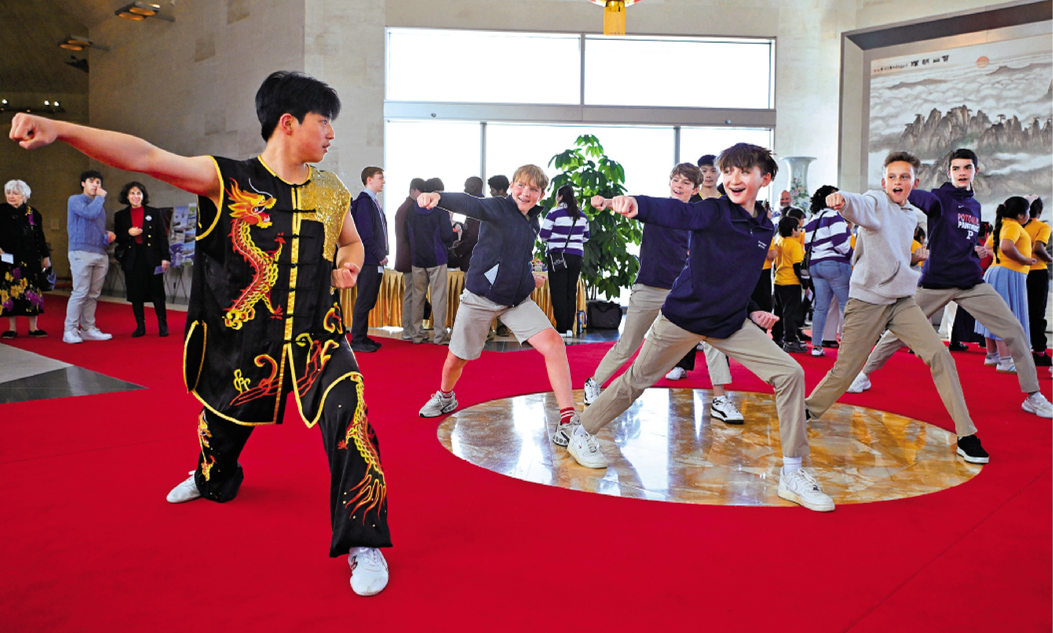 　　圖：中美青少年應該多面對面接觸。圖為嵩山少林武術職業學院的演員在中國駐美大使館帶領美國學生學習武術。/新華社