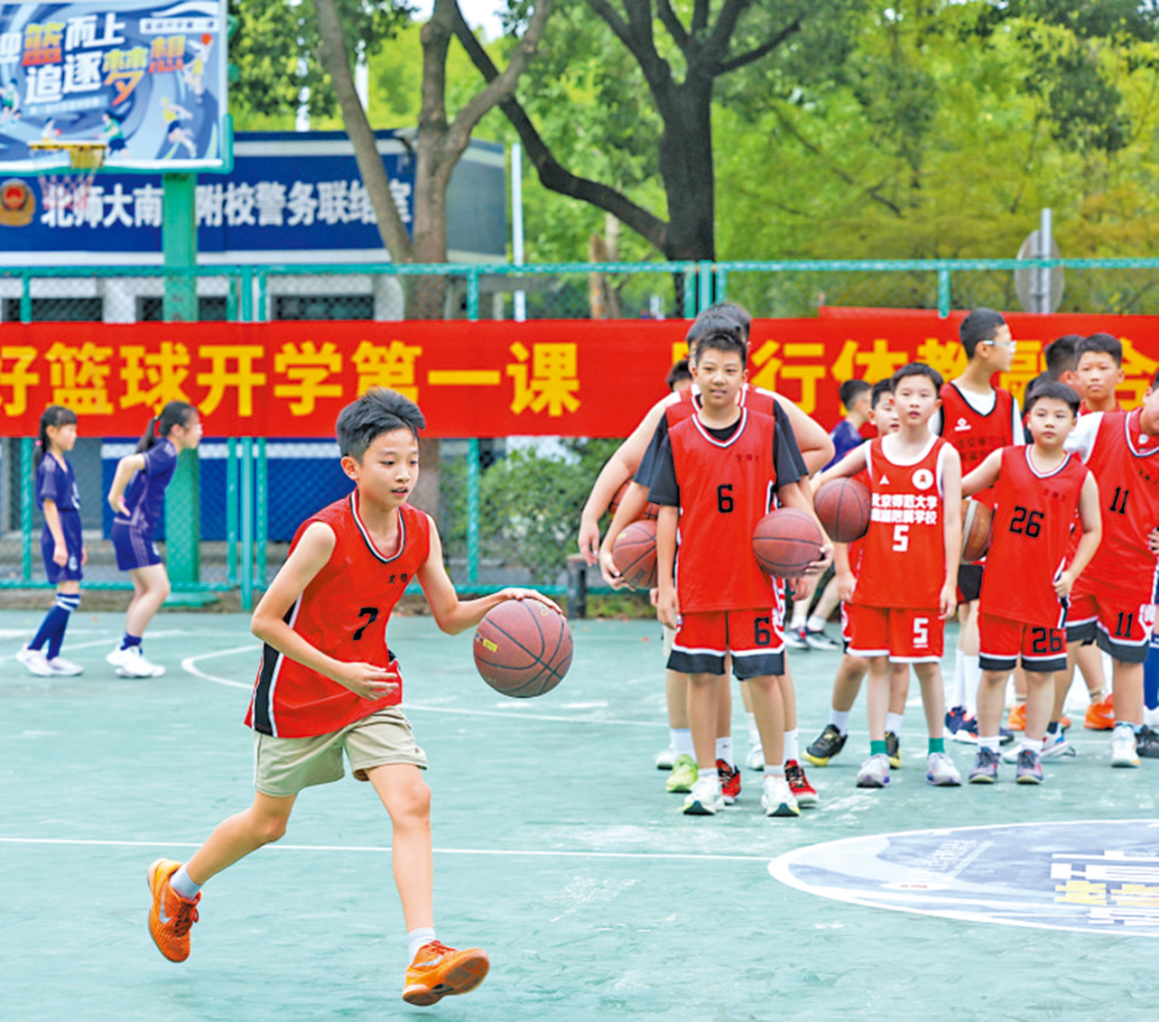 　　圖：在浙江嘉興市南湖區北京師範大學南湖附屬學校籃球場，學生們在參加籃球主題的開學第一課訓練。\新華社