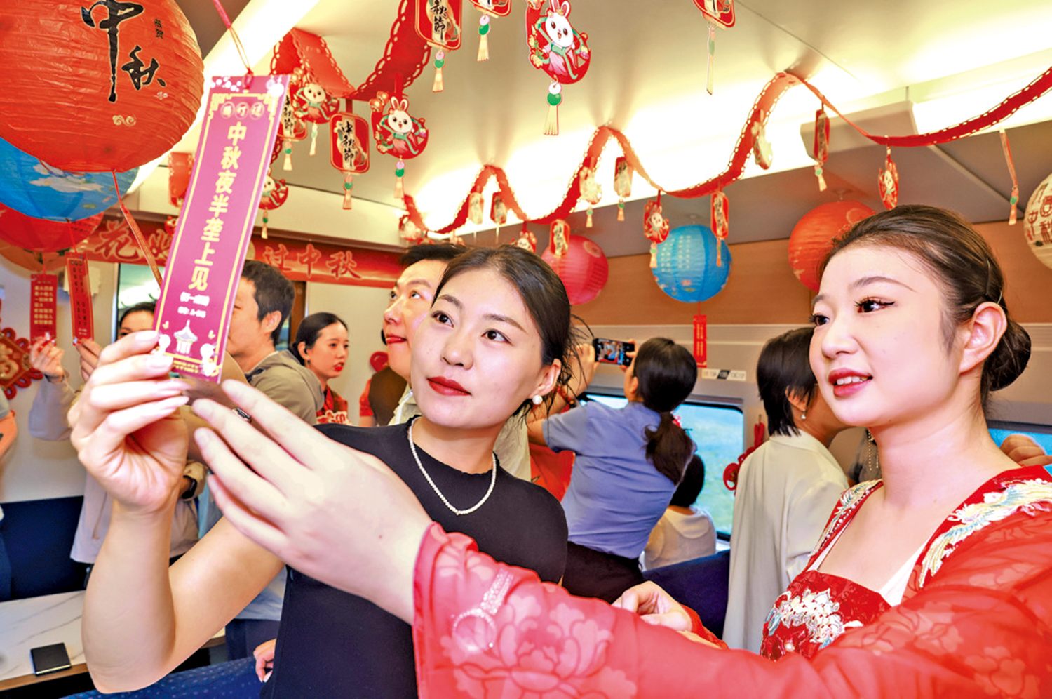 　　圖：中秋節臨近，各地紛紛舉行豐富多彩的活動。9月23日，旅客在漢口站開往宜昌東站D5801次列車上猜燈謎、迎中秋。\新華社