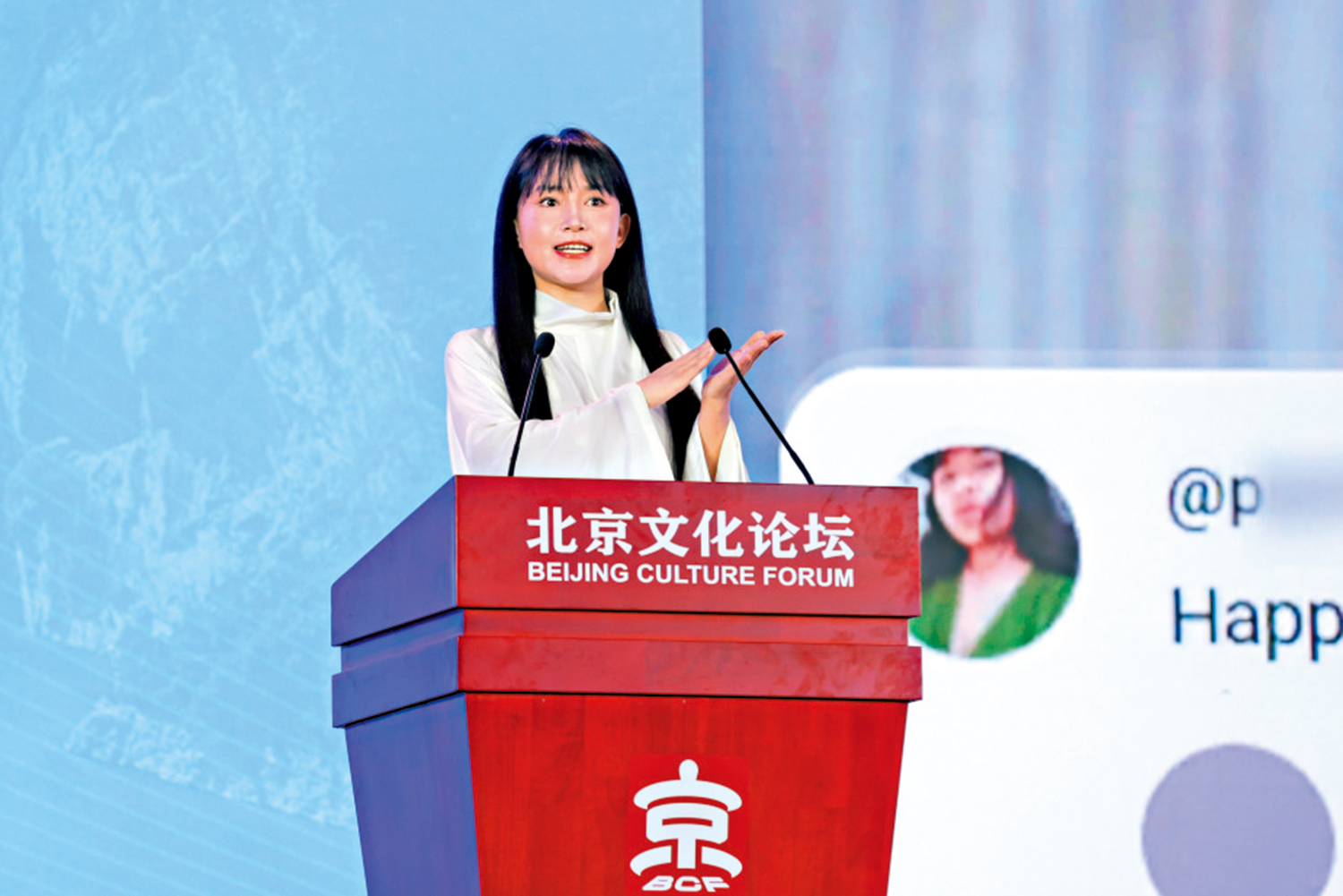 　　圖：國際知名視頻博主李子柒分享個人傳播中華文化的體會。\中新社