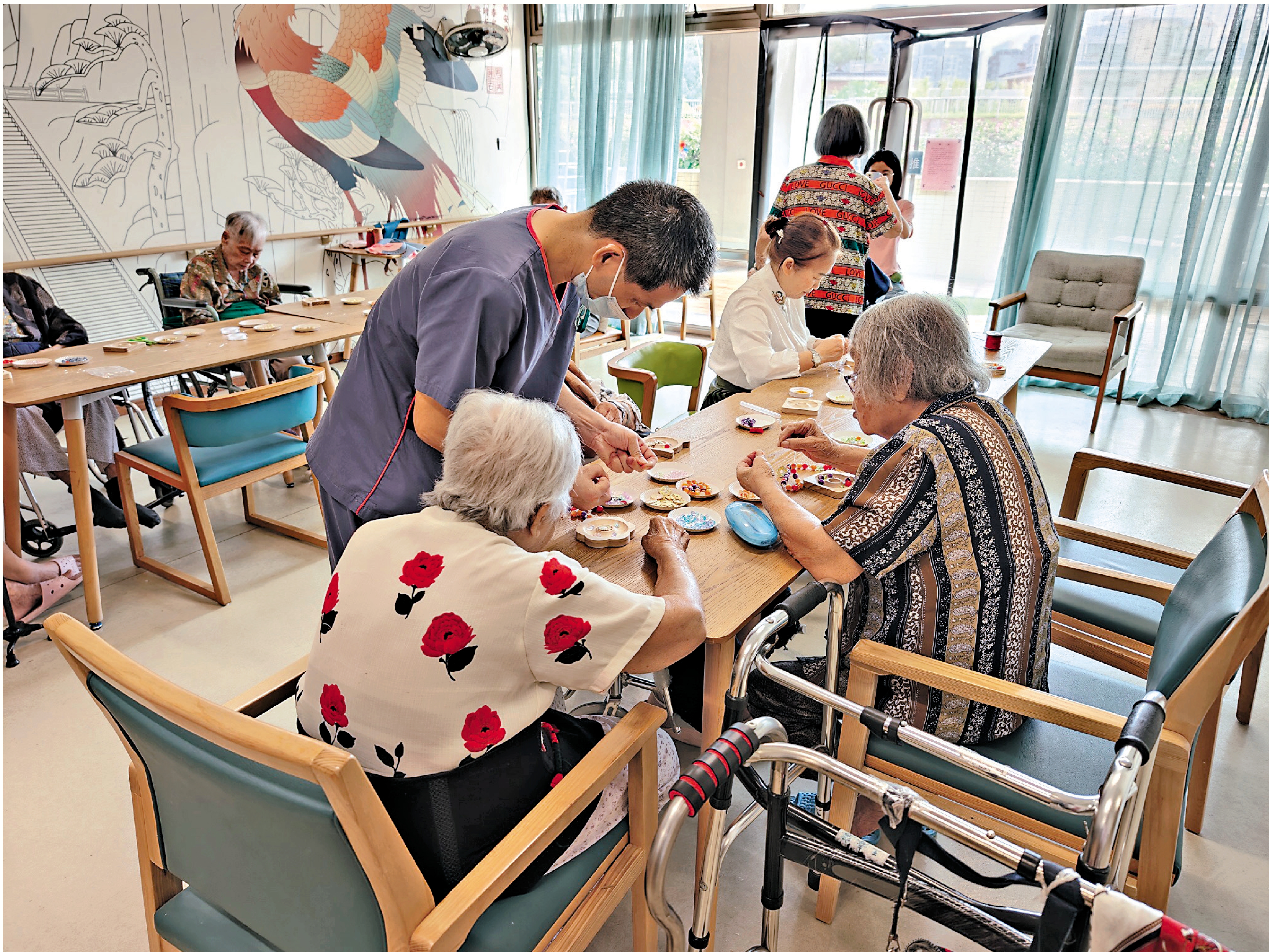　　圖：香港長者們參加養老院的中秋手工活動。/大公報記者帥誠攝