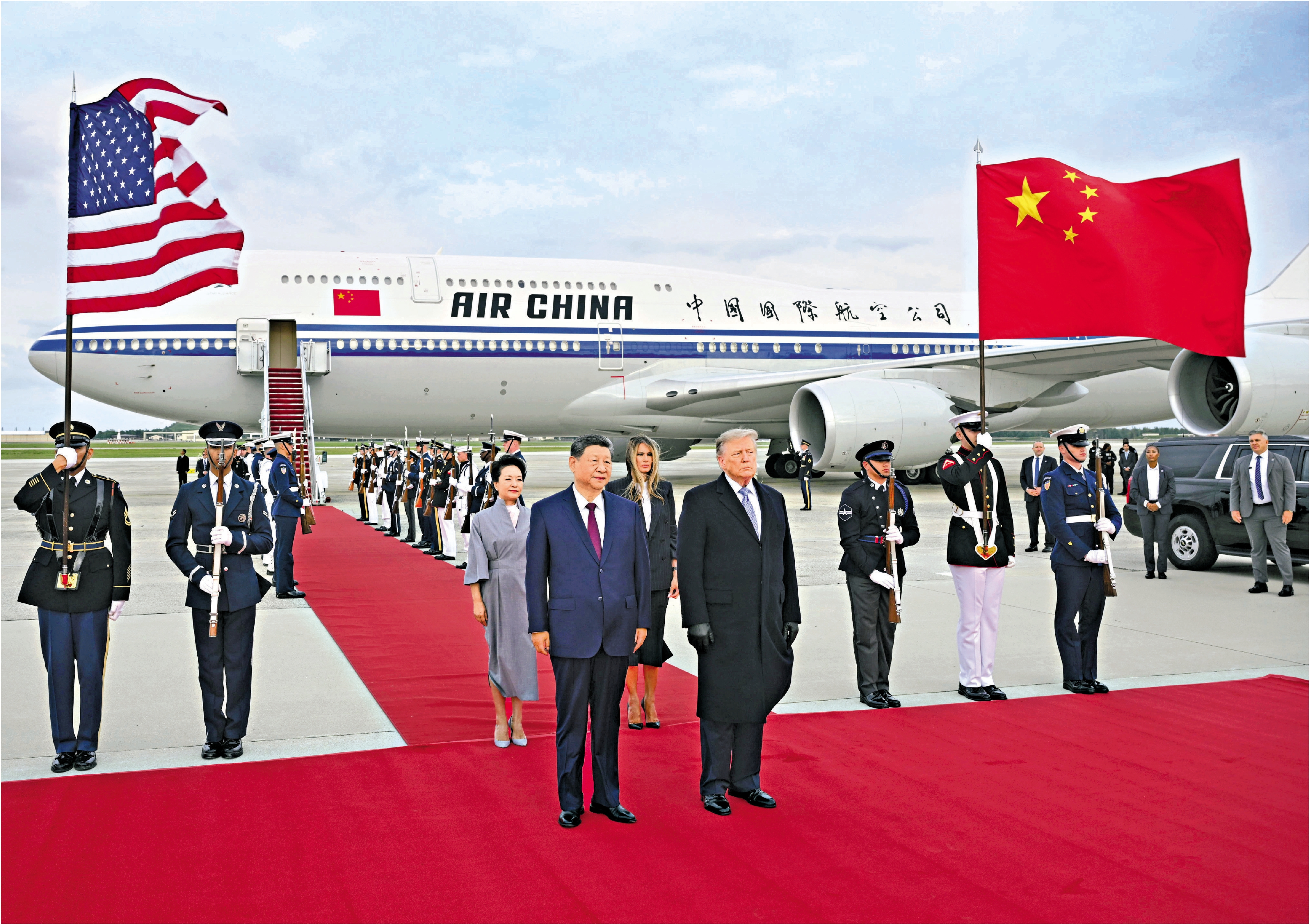 　　圖：當地時間9月23日下午，國家主席習近平乘專機抵達華盛頓，應美國總統特朗普邀請，對美國進行國事訪問。習近平和夫人彭麗媛抵達華盛頓安德魯斯空軍基地時，特朗普和夫人梅拉尼婭熱情迎接。\新華社