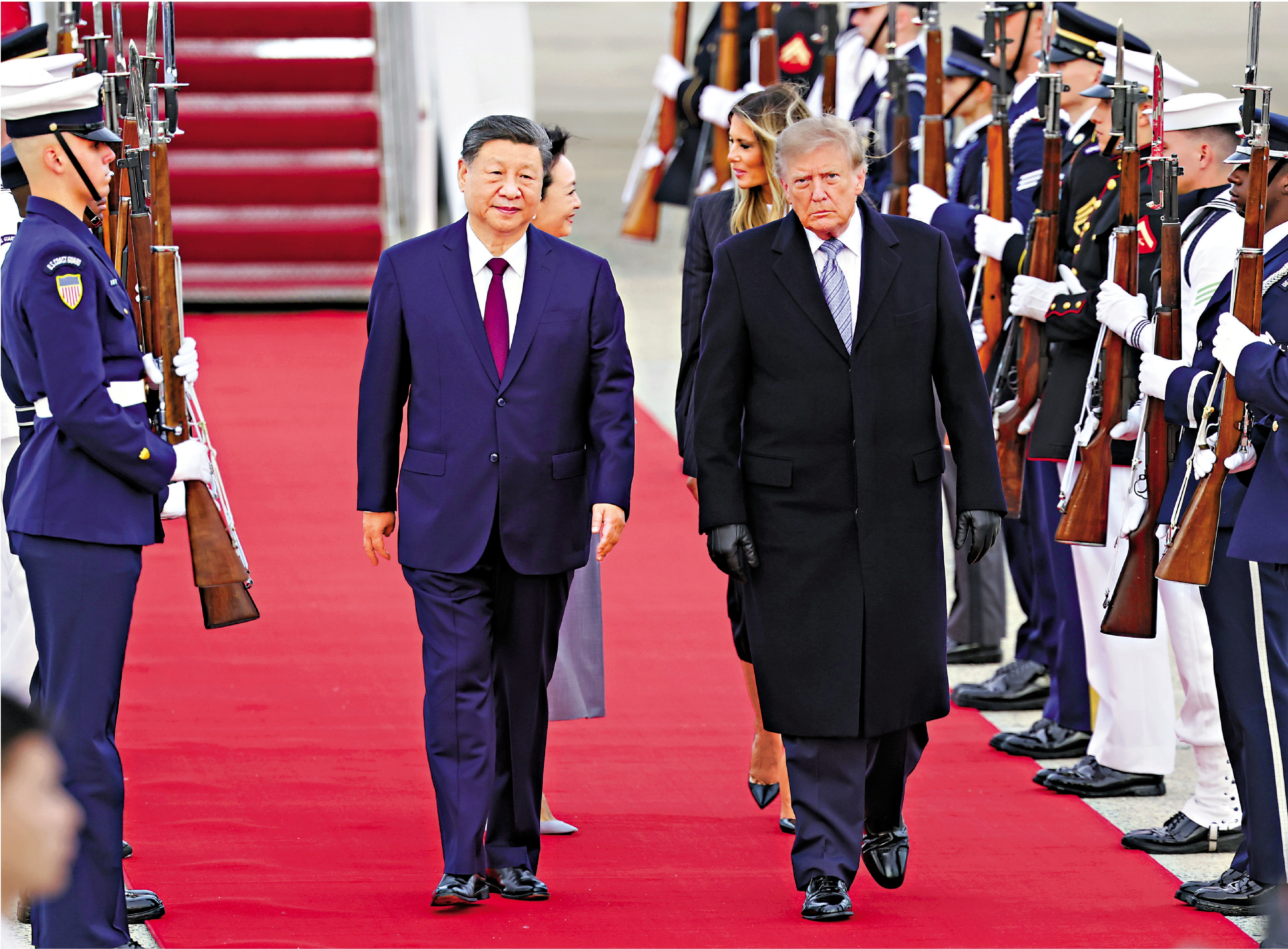　　圖：當地時間9月23日下午，國家主席習近平乘專機抵達華盛頓，應美國總統特朗普邀請，對美國進行國事訪問。習近平和夫人彭麗媛抵達華盛頓安德魯斯空軍基地時，特朗普和夫人梅拉尼婭熱情迎接。/新華社