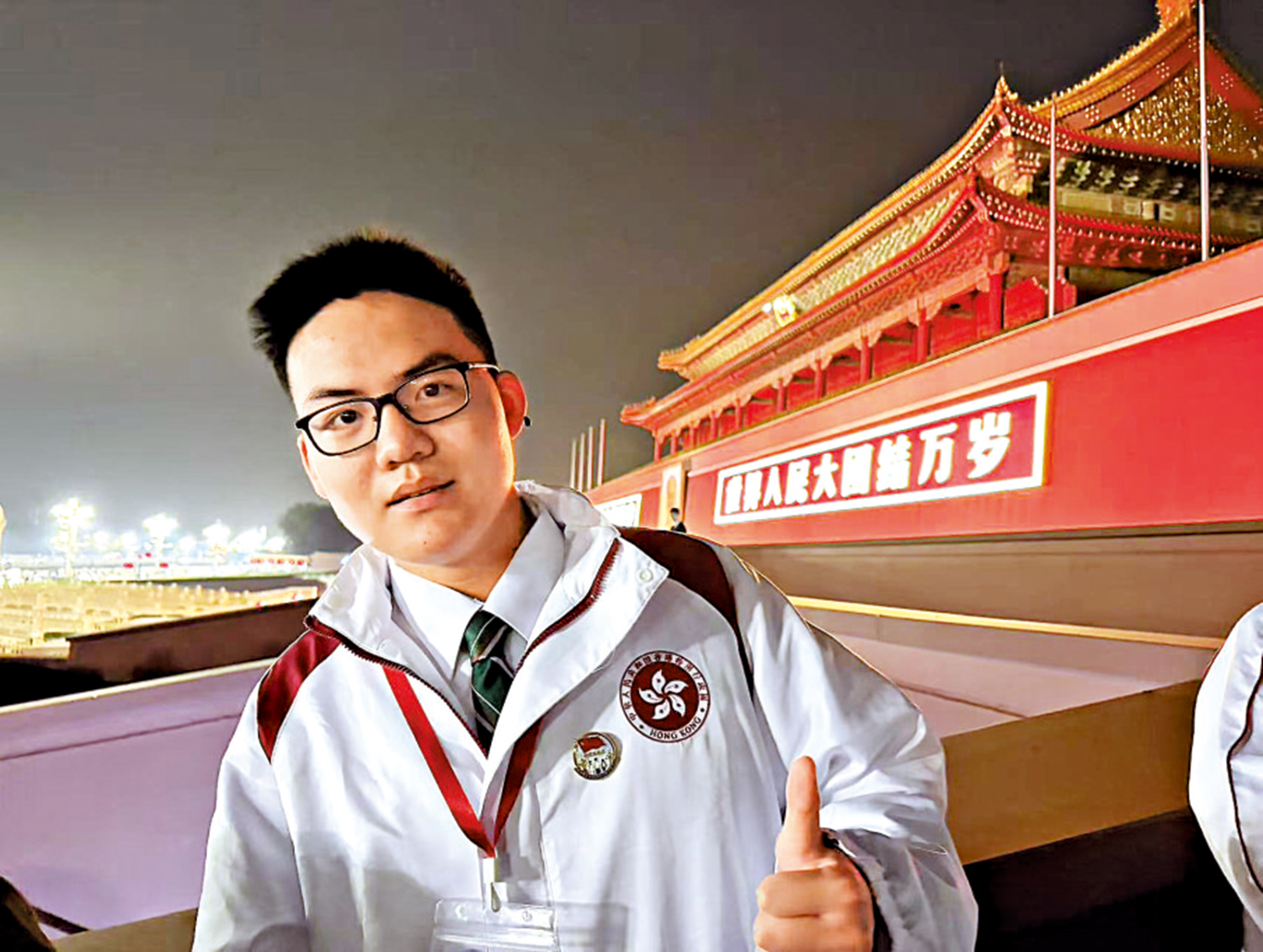 　　圖：香港蘇浙公學學生許灝邦表示，會將在北京學到的嚴謹精神帶到校園升旗活動中。\大公報記者任芳頡攝