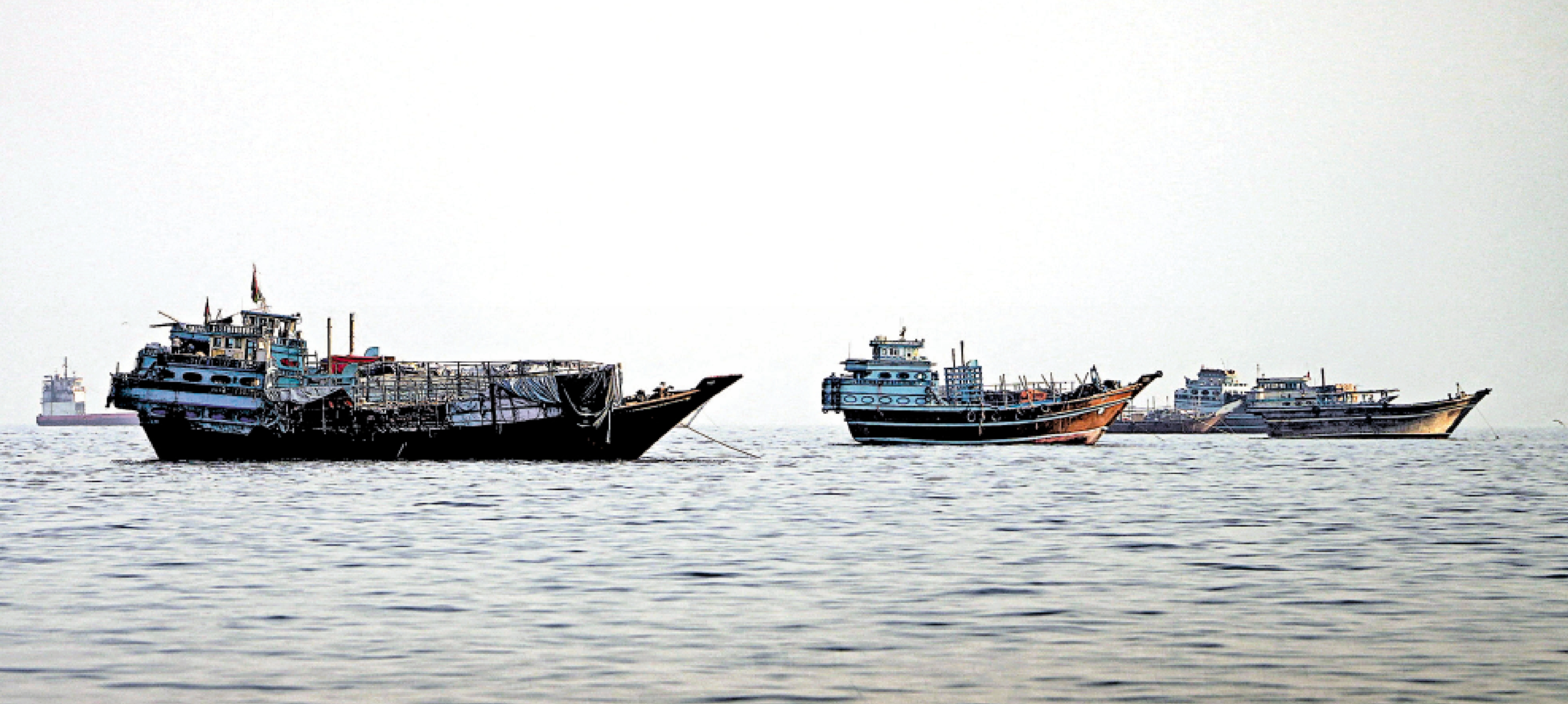 　　圖：霍爾木茲海峽內的船隻。\路透社