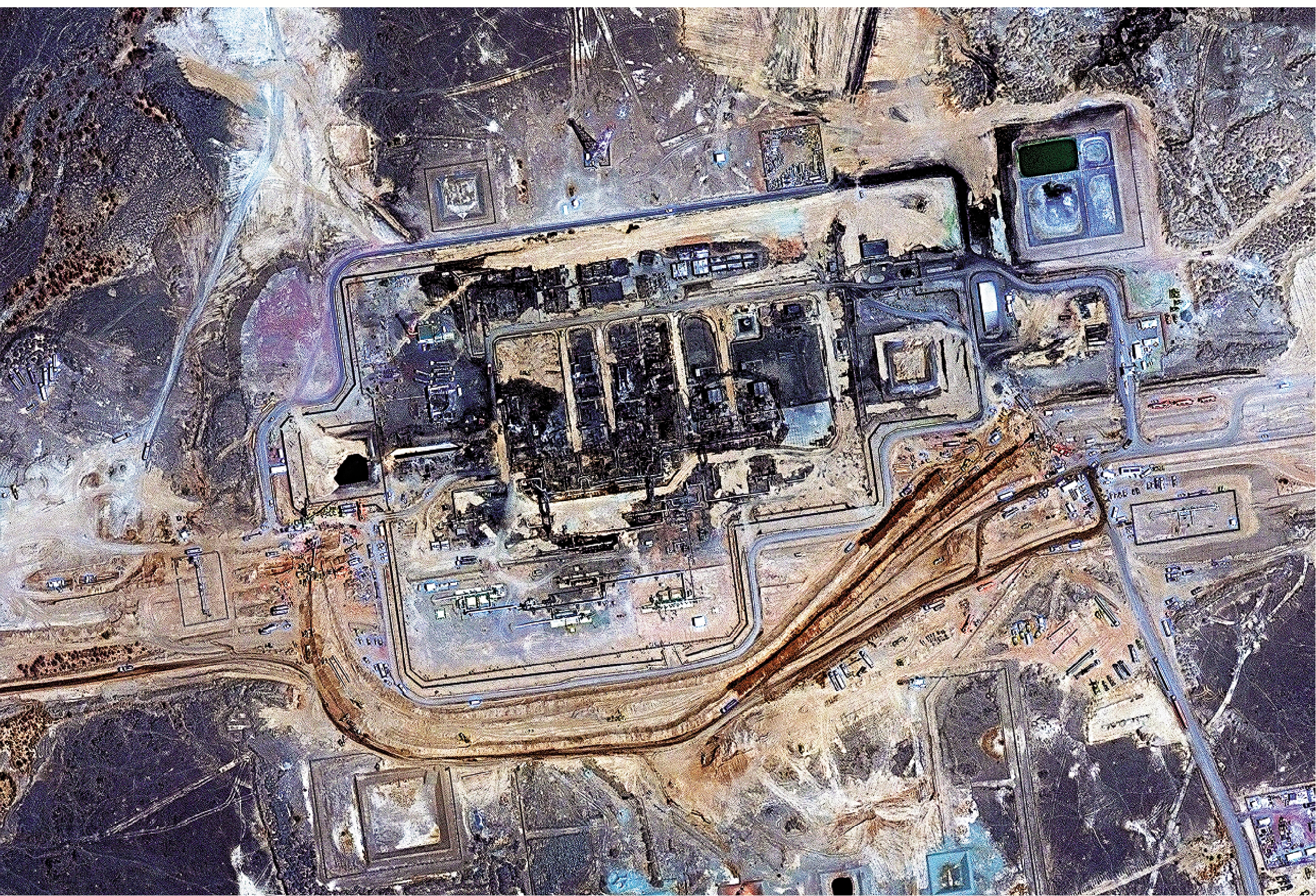 　　圖：衛星圖像顯示，沙特東西輸油管道正開展維修作業以及繞行管線的施工。\路透社