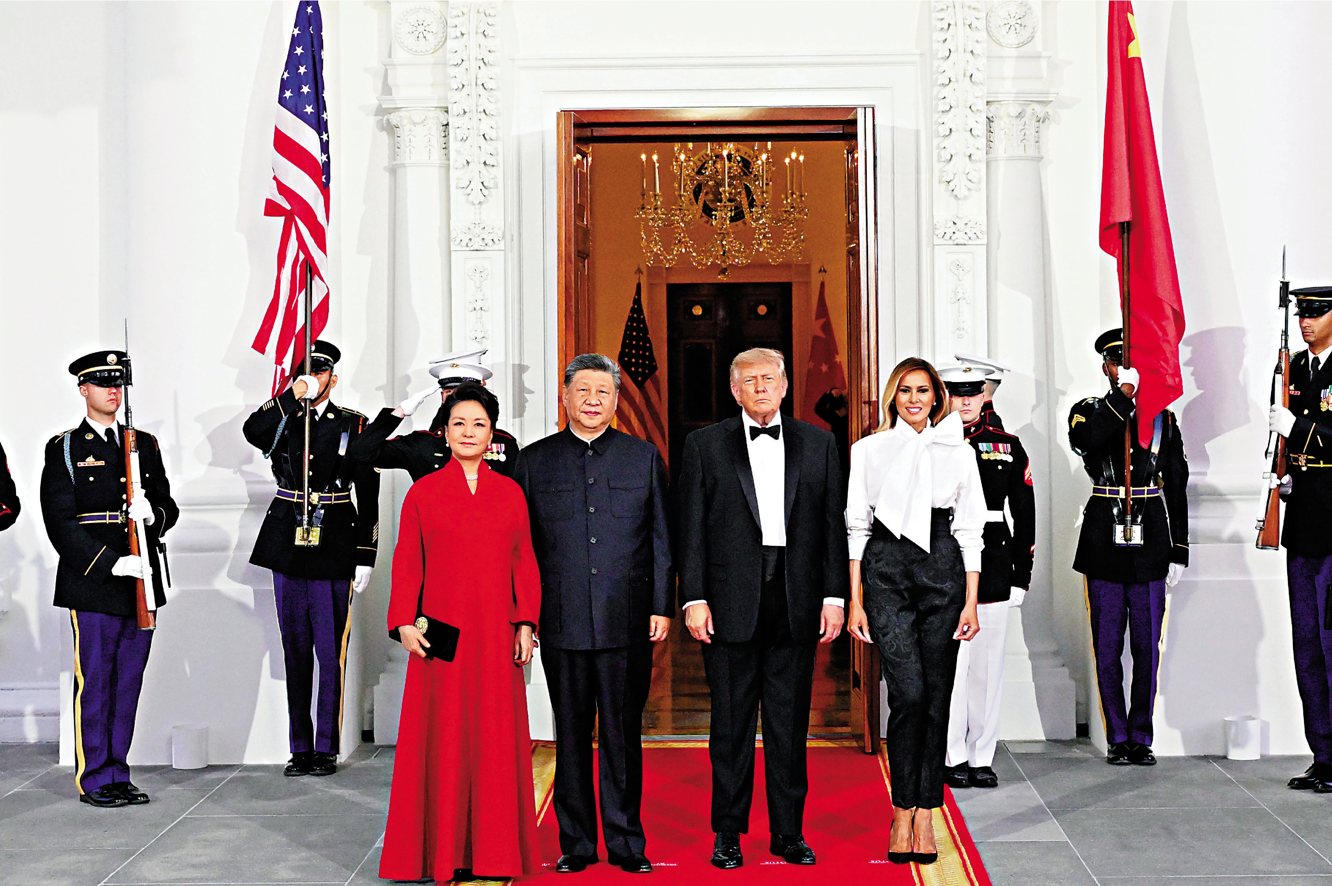 　　圖：當地時間9月24日晚，美國總統特朗普和夫人梅拉尼婭為中國國家主席習近平和夫人彭麗媛在白宮舉行歡迎國宴。這是兩國元首夫婦合影。\新華社
