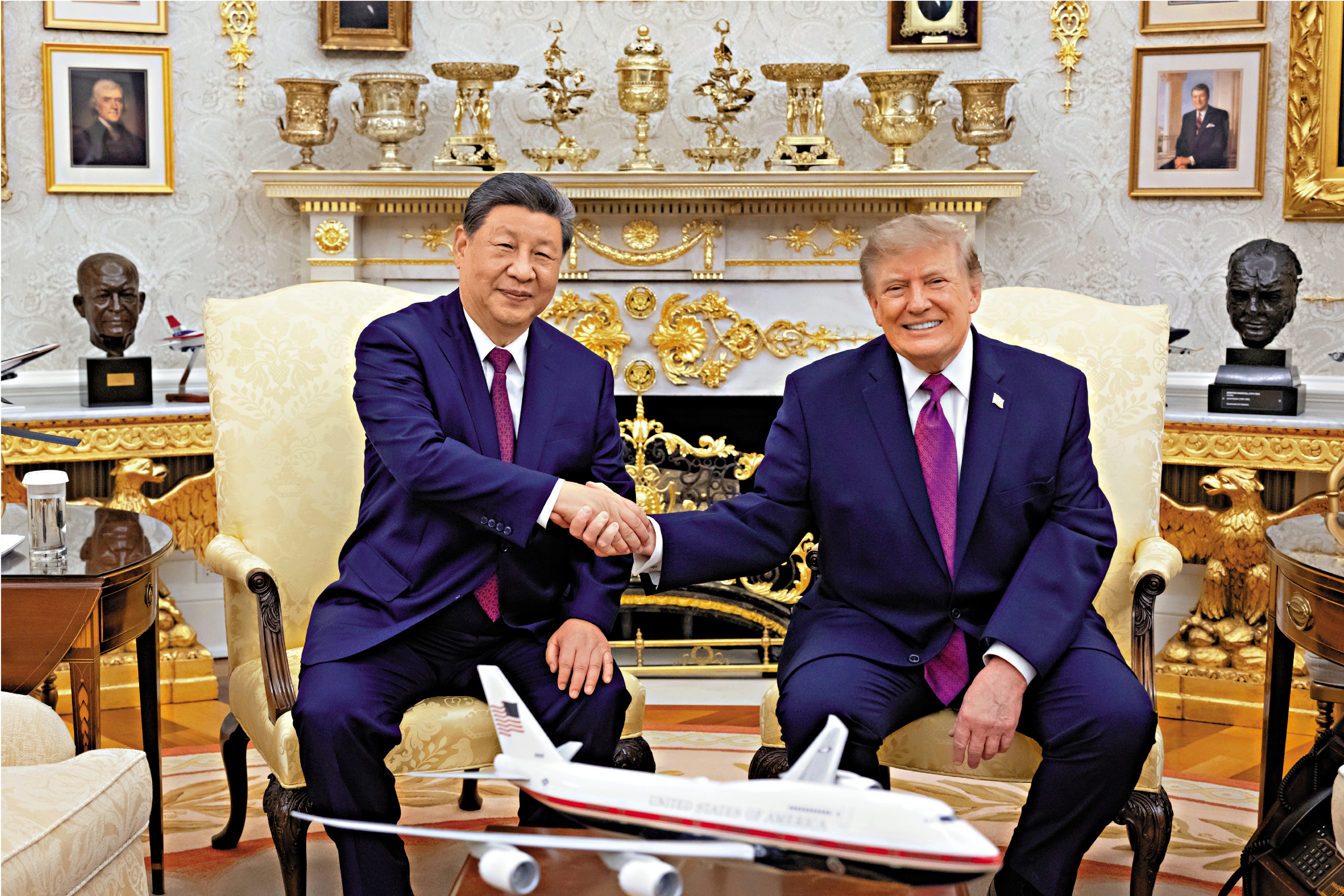 　　圖：當地時間9月24日上午，中國國家主席習近平和美國總統特朗普在白宮橢圓形辦公室進行親切友好的交流。\新華社