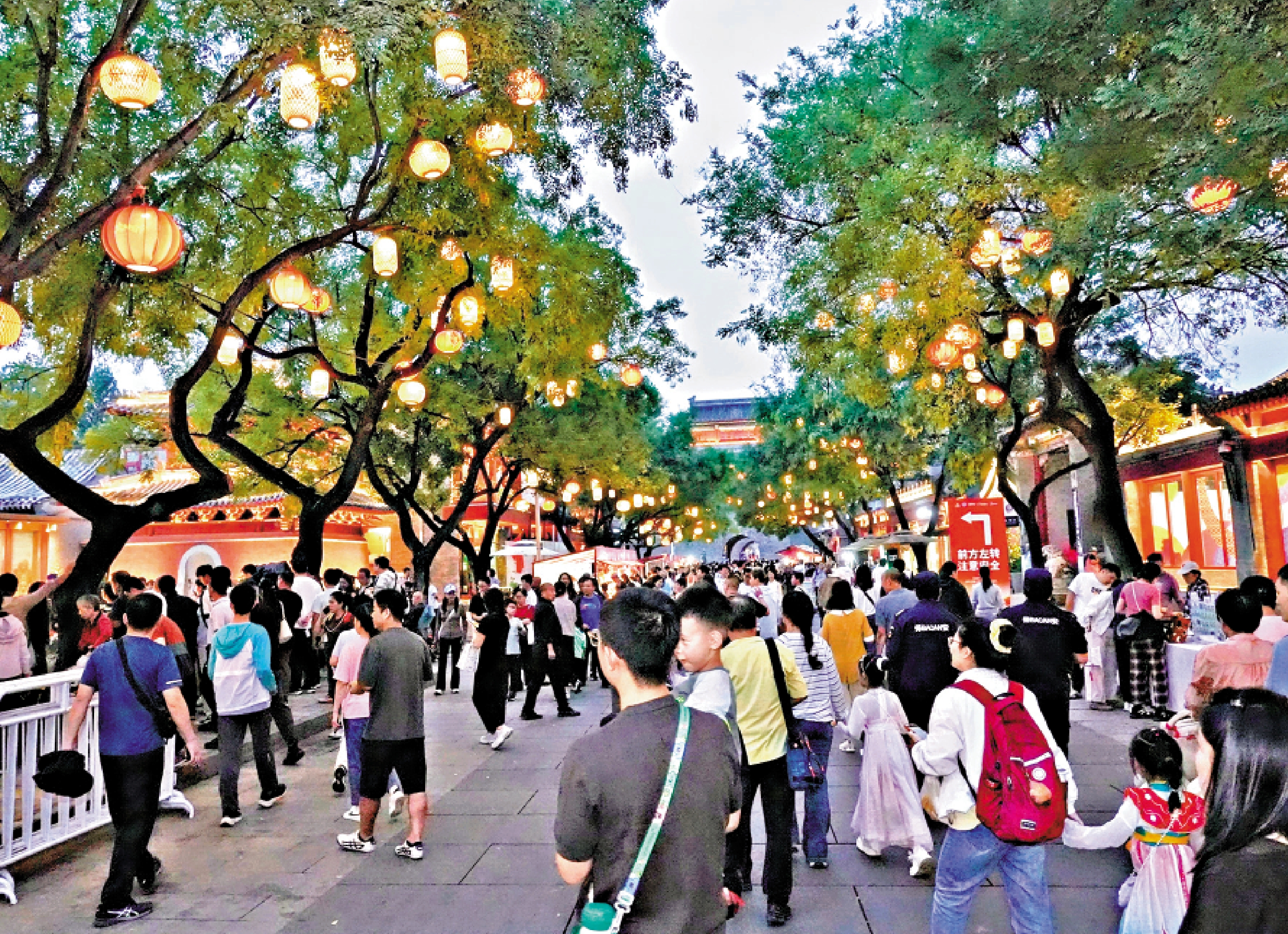 　　圖：中秋假期期間，北京宛平城內人潮湧動。\受訪者供圖