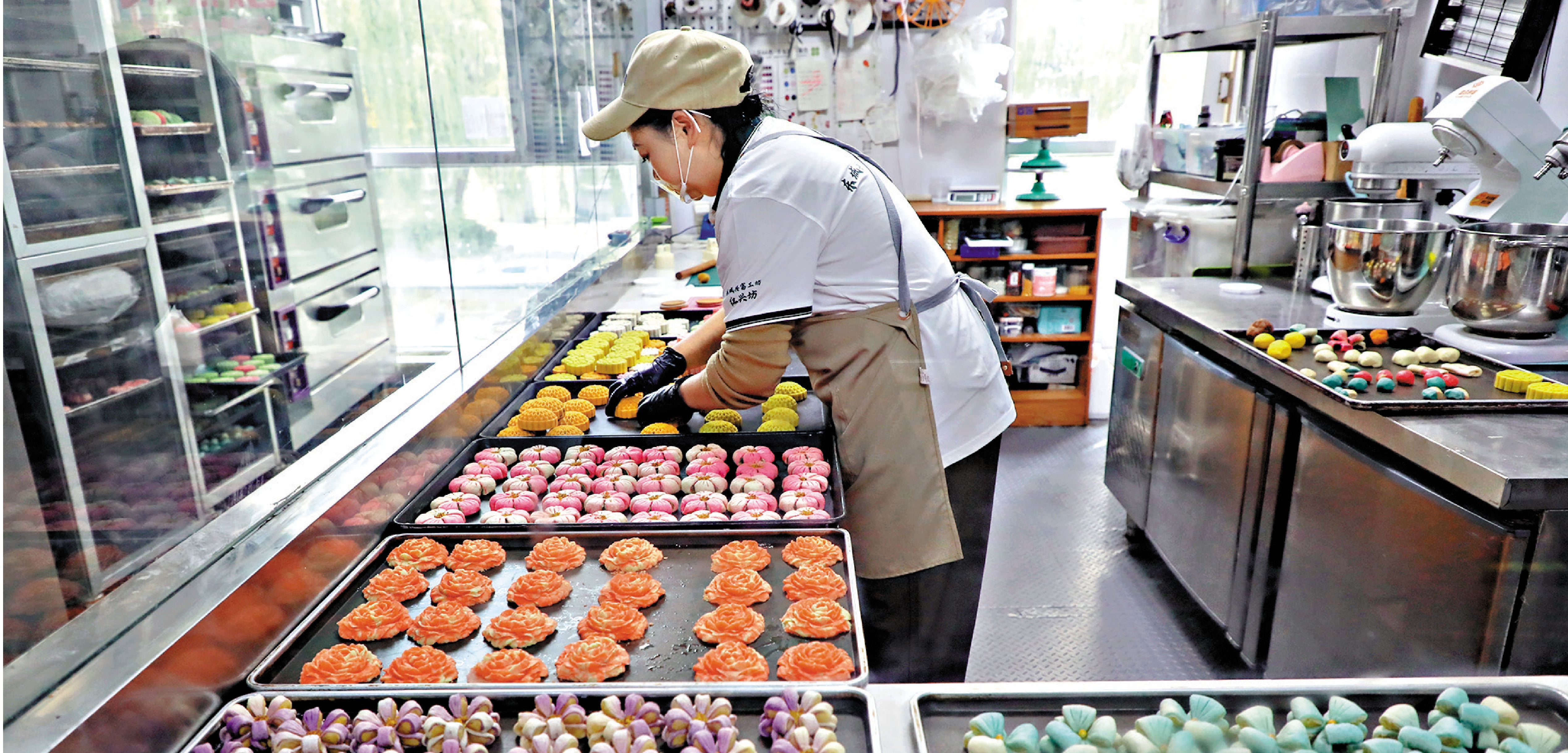 　　圖：中秋佳節到，青海西寧麵點師製作「花式」月餅。\中新社