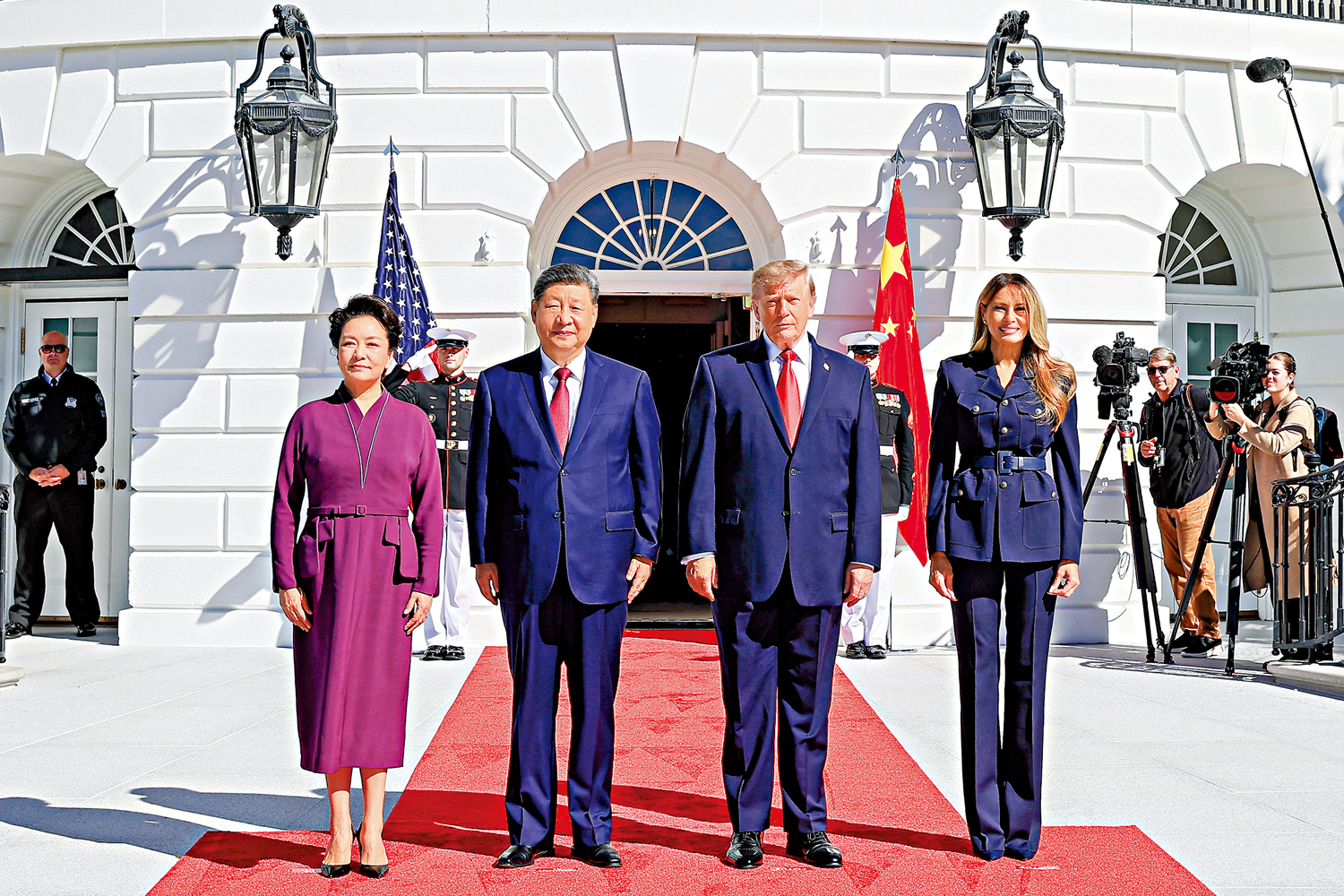 　　圖：當地時間9月25日上午，國家主席習近平和夫人彭麗媛同美國總統特朗普和夫人梅拉尼婭在白宮舉行茶敘。這是兩國元首夫婦合影。\新華社