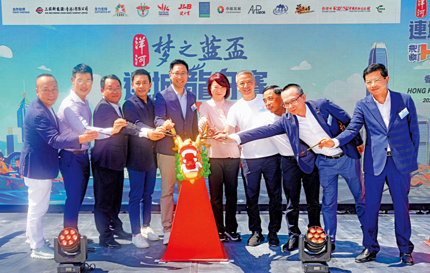 　　圖：主禮嘉賓手持朱砂筆為龍舟點睛。\大公報記者麥潤田攝