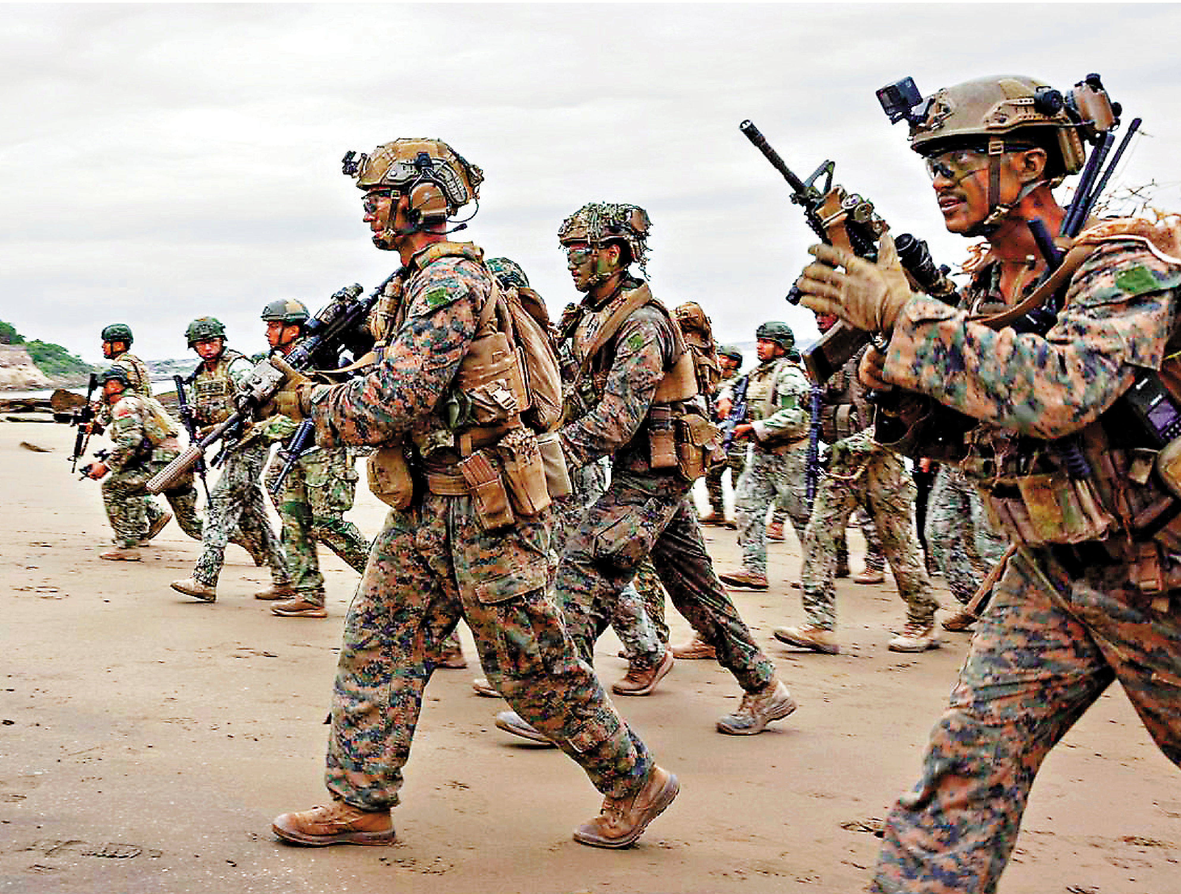 　　圖：美軍士兵在厄瓜多爾一處海軍基地進行模擬突擊演練。\網絡圖片