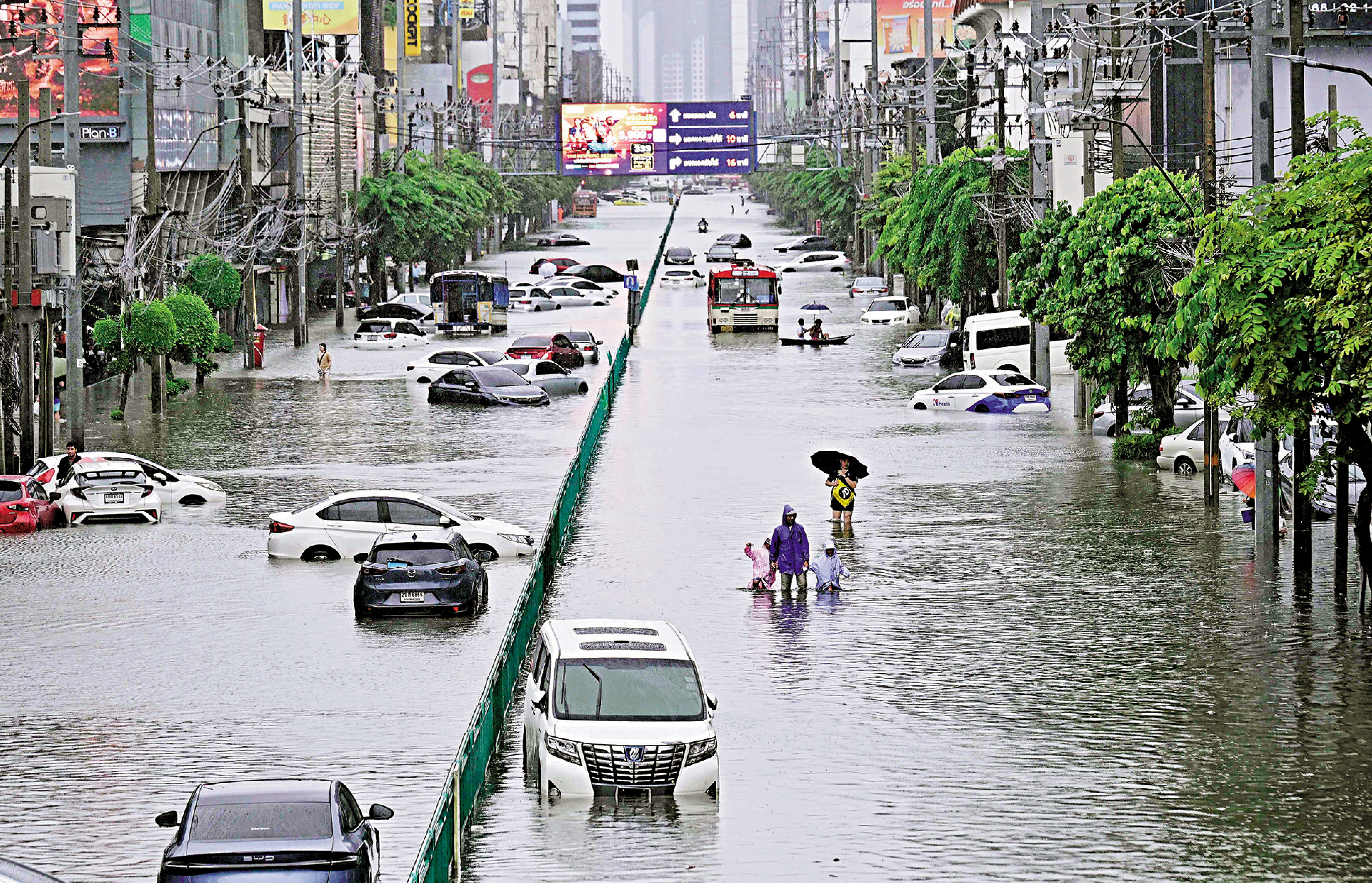 　　圖：泰國曼谷近日迎來暴雨，佩查布里區一條道路26日嚴重水浸。\法新社