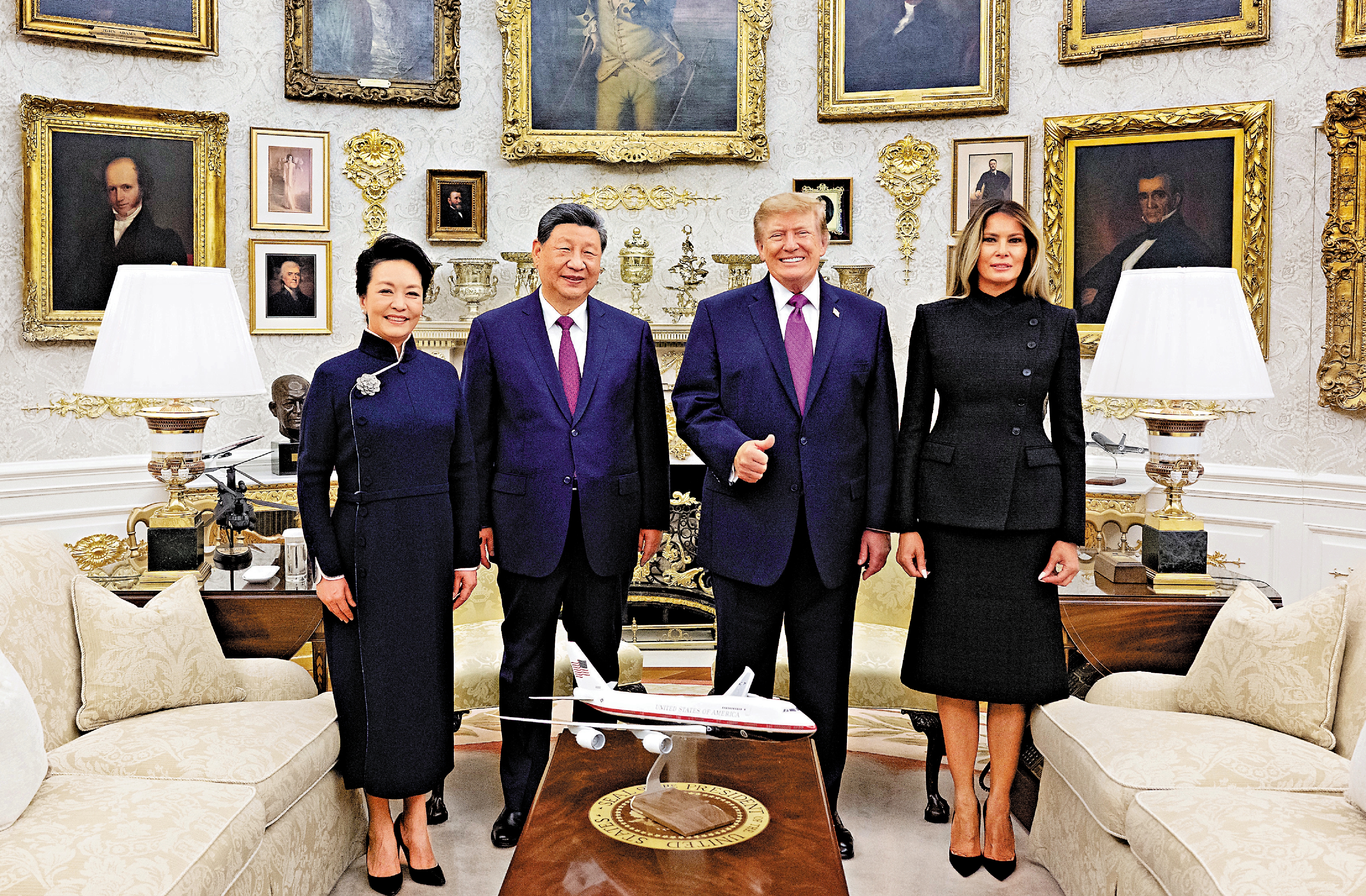 　　圖：當地時間9月24日上午，美國總統特朗普在白宮舉行隆重儀式，熱烈歡迎中國國家主席習近平對美國進行國事訪問。歡迎儀式結束後，兩國元首夫婦移步白宮橢圓形辦公室，進行親切友好的交流。\新華社